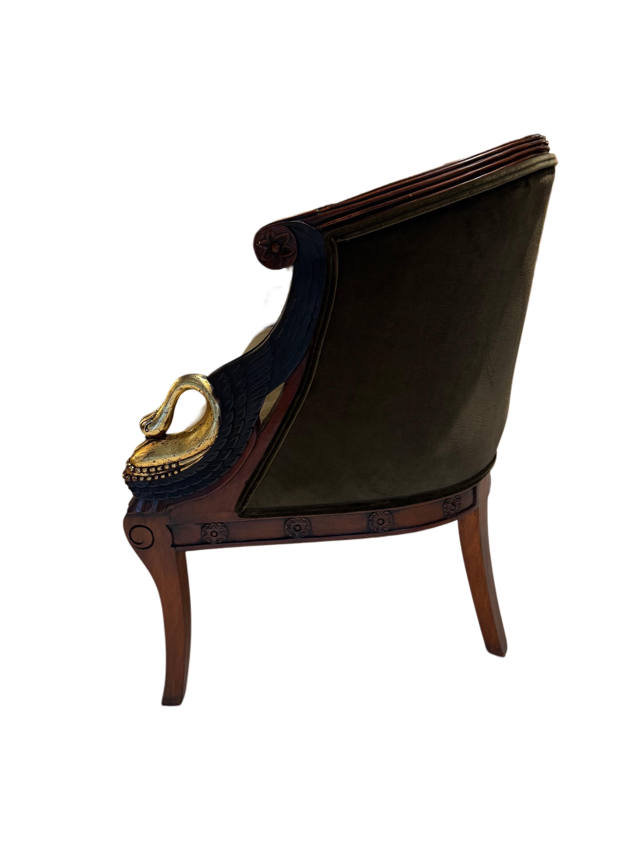 Intagliato a mano Divano a cigno in stile impero in velluto di Oliver in vendita