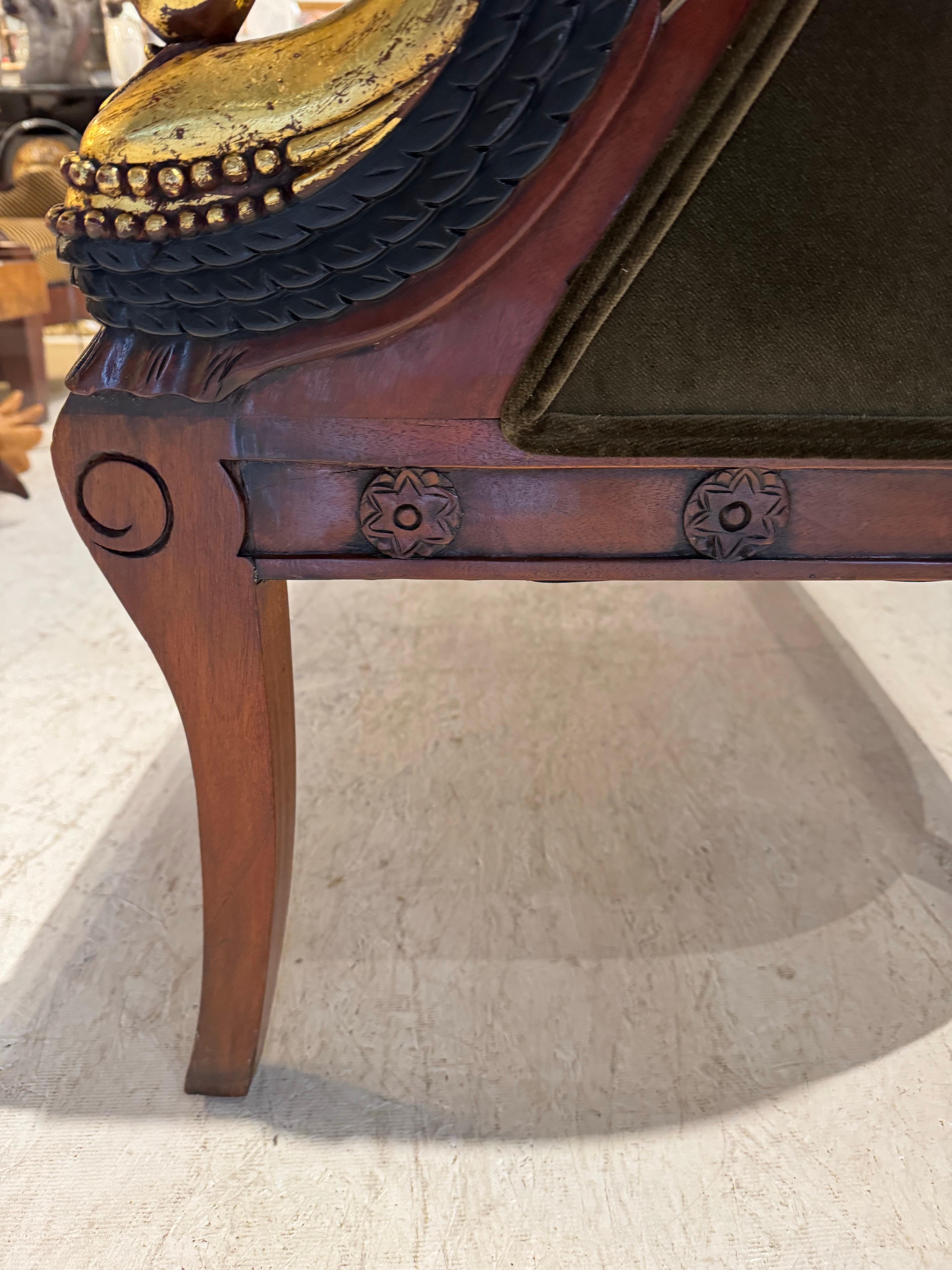 Divano a cigno in stile impero in velluto di Oliver In condizioni buone in vendita a Fort Washington, MD