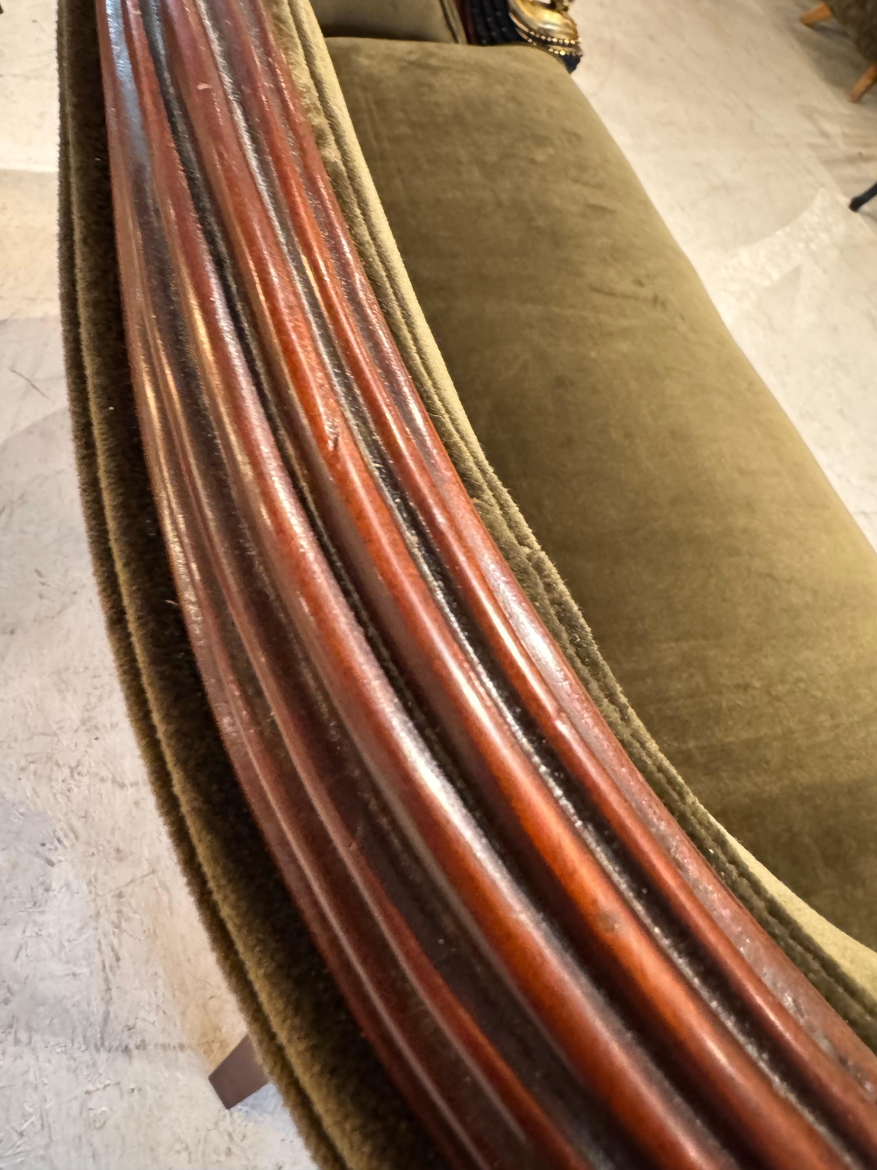 Tessuto Divano a cigno in stile impero in velluto di Oliver in vendita