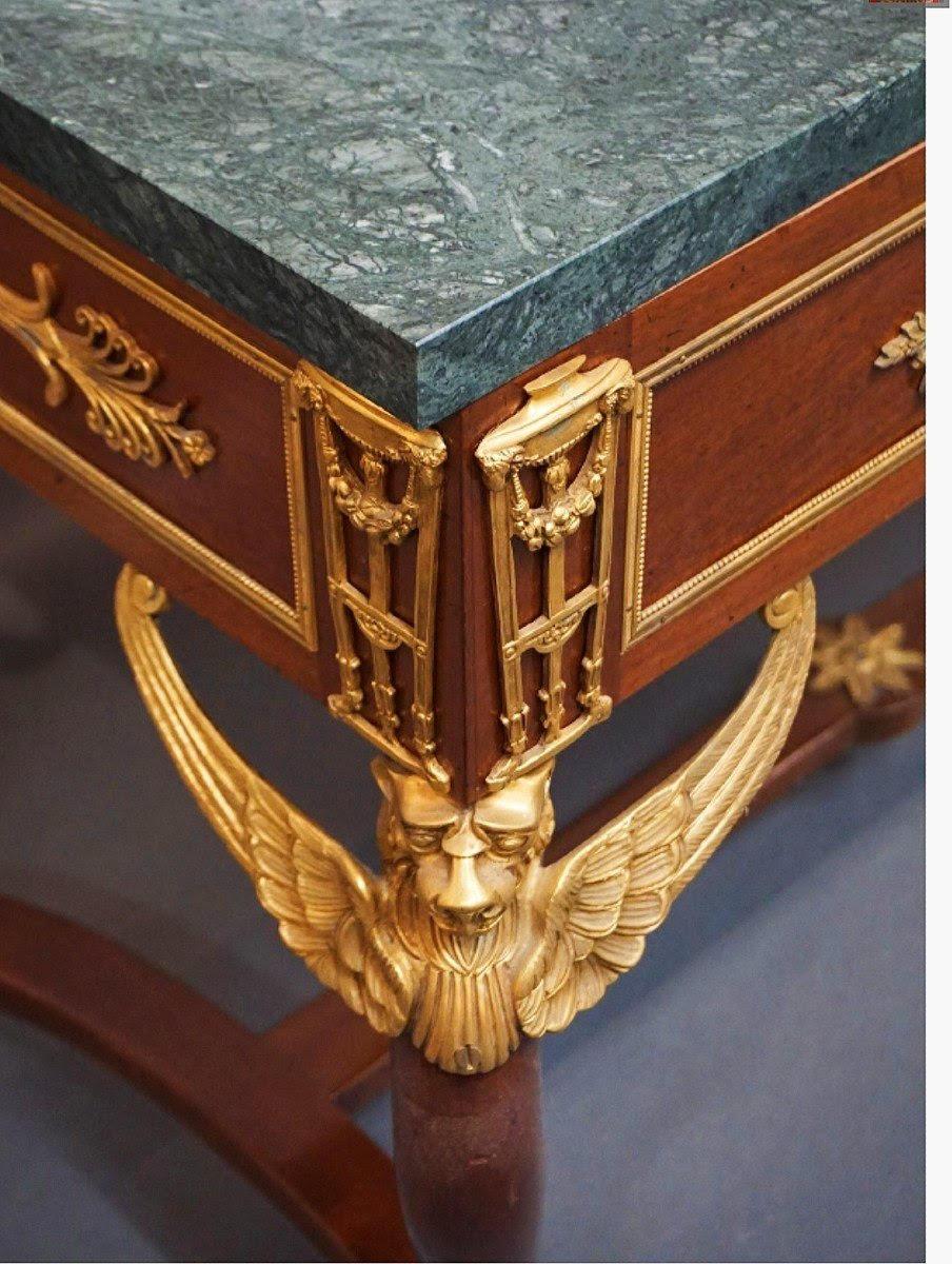 Doré Table, bureau de style Empire en bronze doré, acajou et marbre.