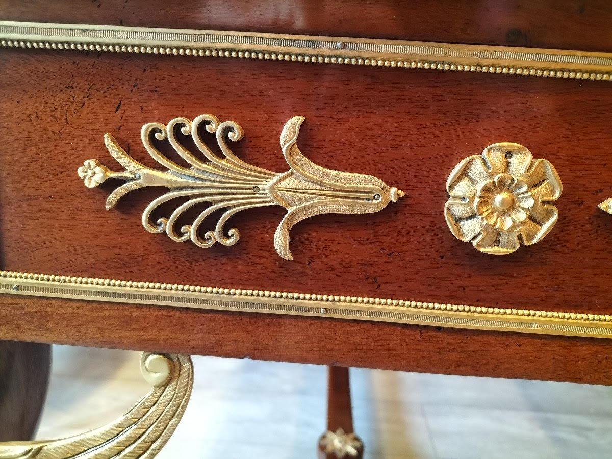 Tisch im Empire-Stil, Schreibtisch aus vergoldeter Bronze, Mahagoni und Marmor. 2