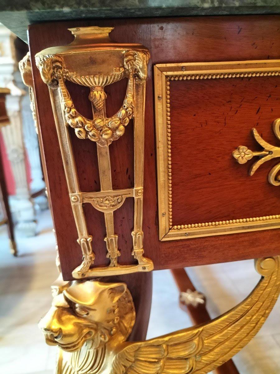 Tisch im Empire-Stil, Schreibtisch aus vergoldeter Bronze, Mahagoni und Marmor. 3