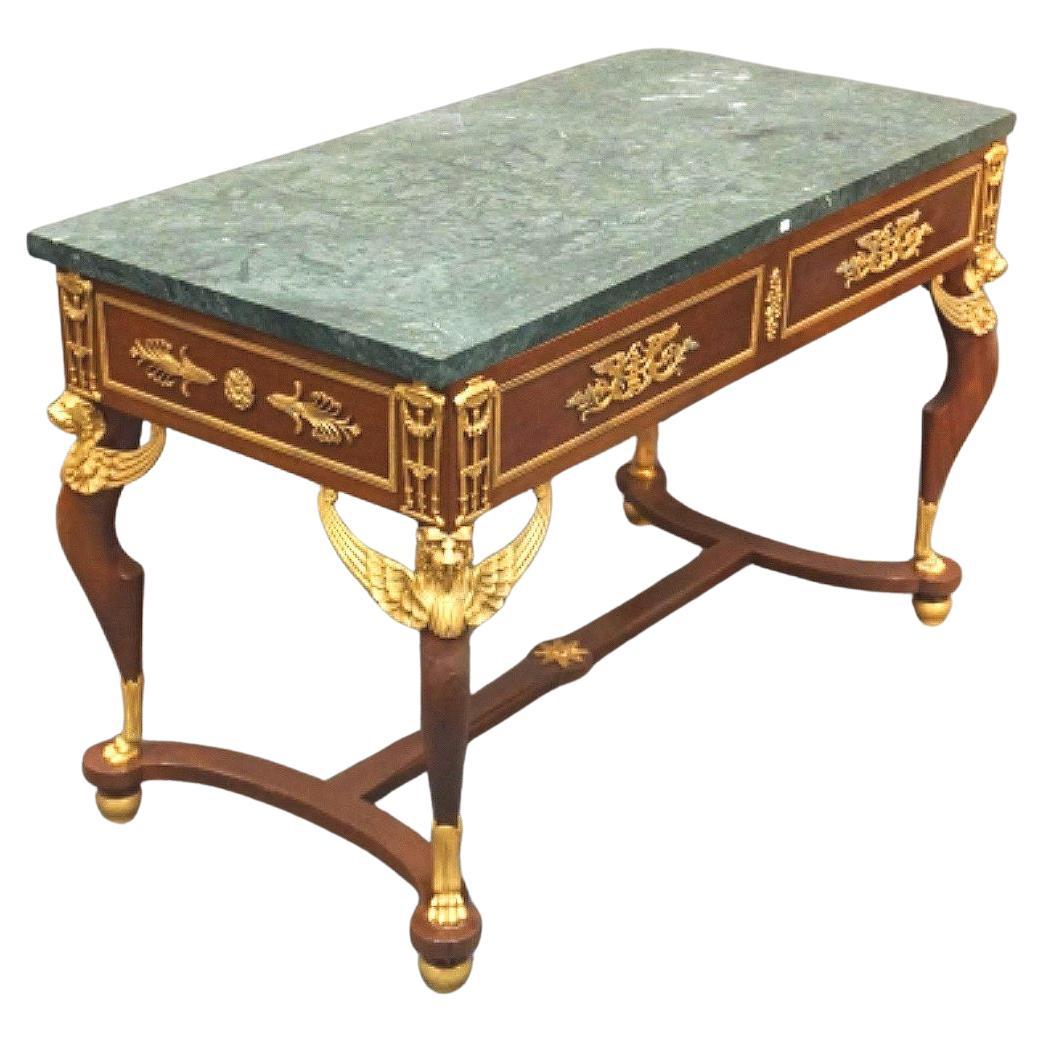 Tisch im Empire-Stil, Schreibtisch aus vergoldeter Bronze, Mahagoni und Marmor.