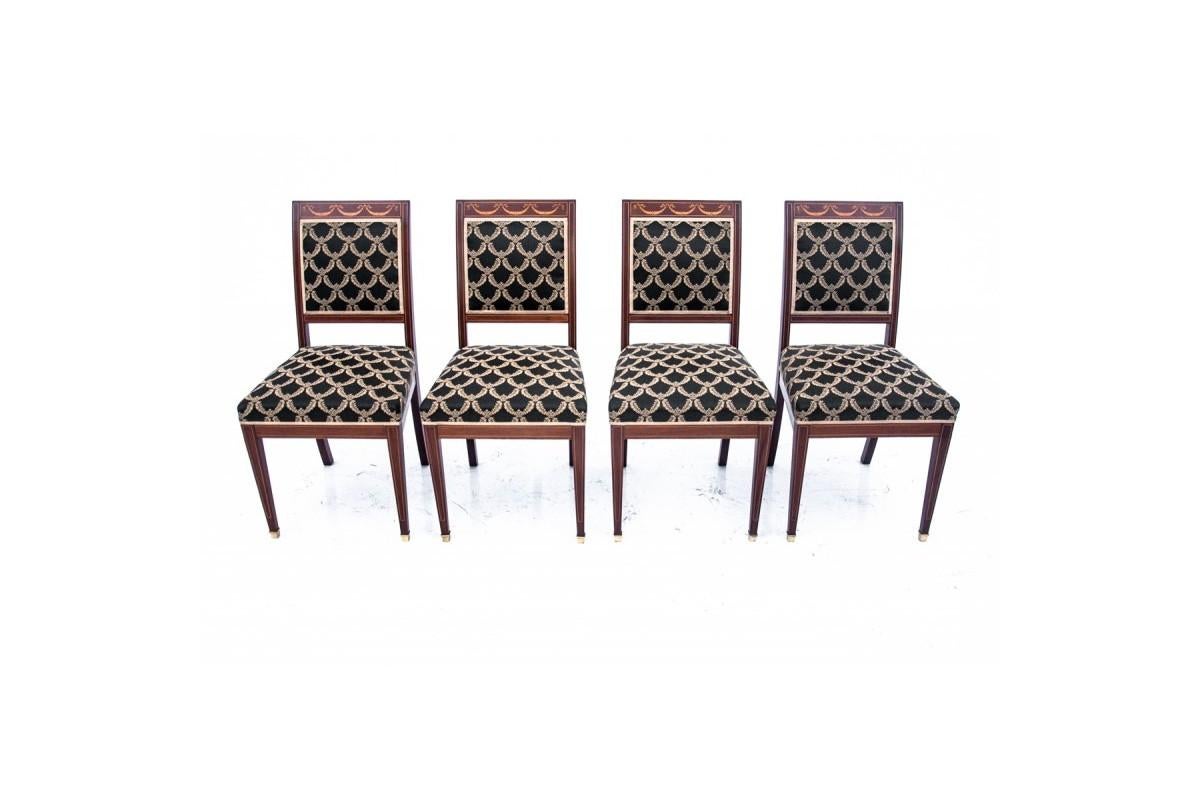 Antique chairs with an Empire style table from around 1850.

The furniture is in very good condition, the chairs have been professionally renovated, upholstered in a new fabric.

Dimensions:

Chairs: height 91 cm, seat height 46 cm, width 46
