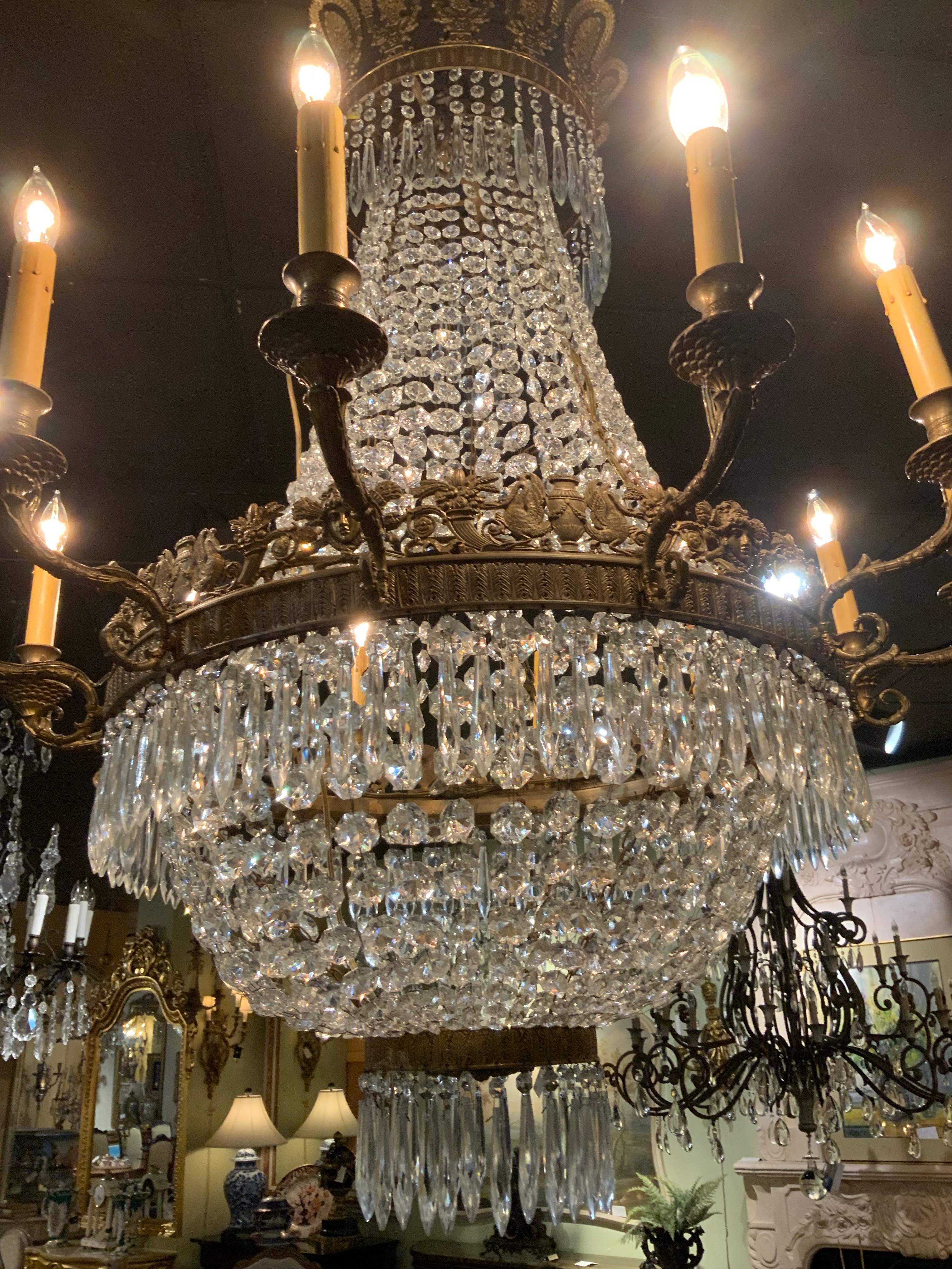 Français Lustre de style Empire à douze lumières en cristal et bronze antique  en vente