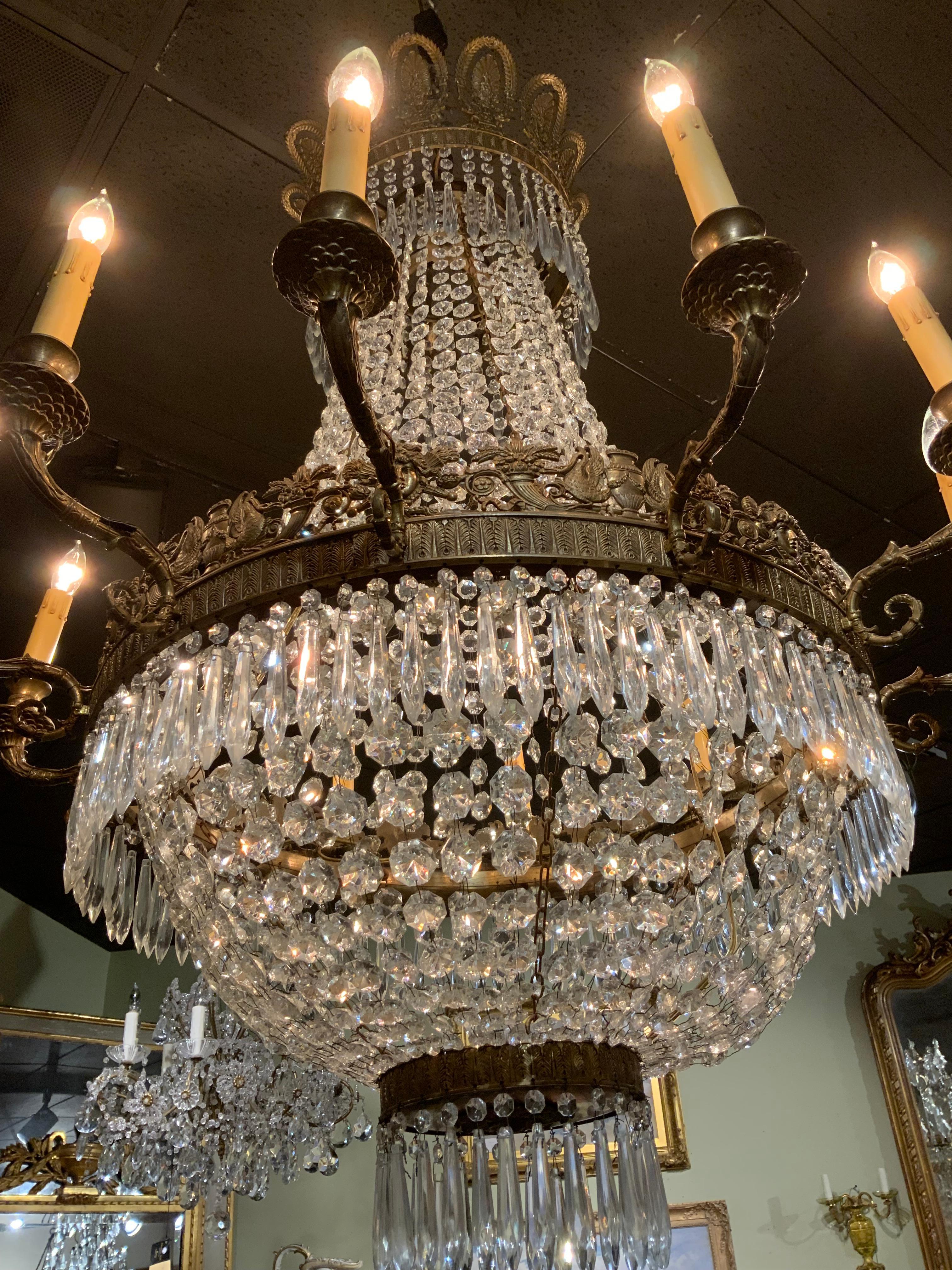 20ième siècle Lustre de style Empire à douze lumières en cristal et bronze antique  en vente
