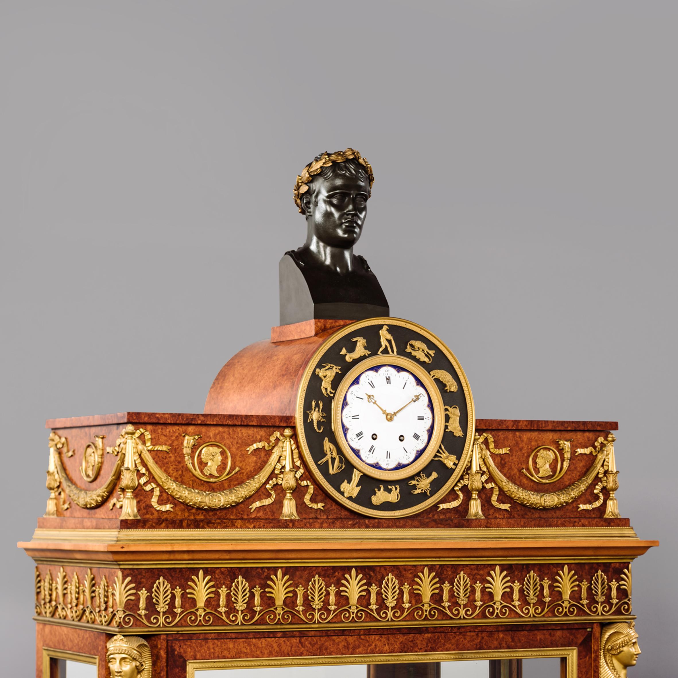 Vitrineschrank im Empire-Stil mit integrierter Uhr von Eugene Brunet (Französisch) im Angebot
