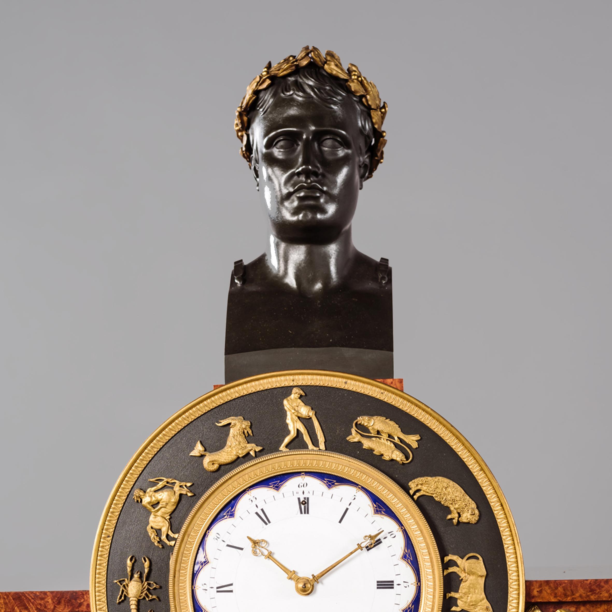 Vitrineschrank im Empire-Stil mit integrierter Uhr von Eugene Brunet (Goldbronze) im Angebot