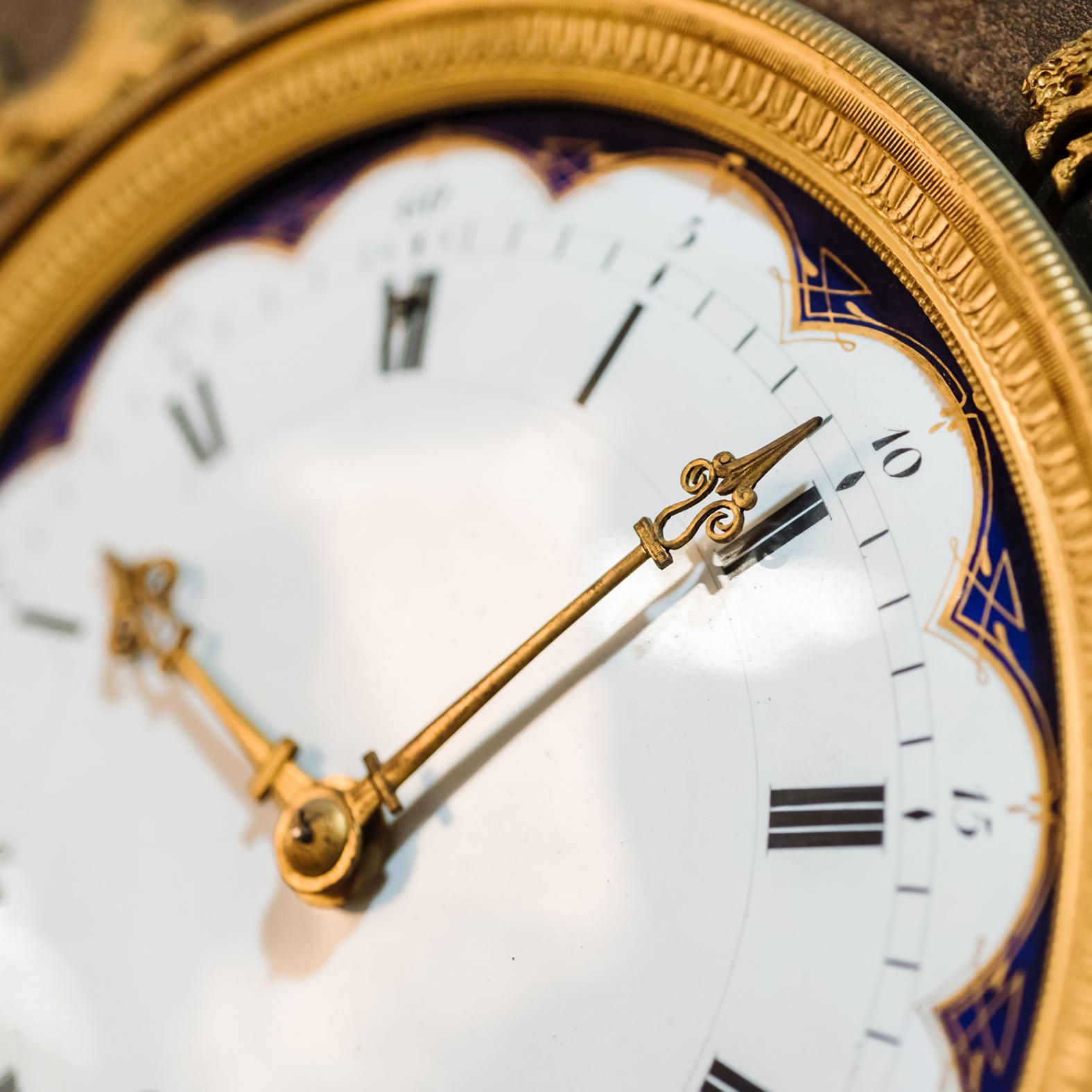 Bronze doré Vitrine de style Empire avec horloge intégrale d'Eugène Brunet en vente