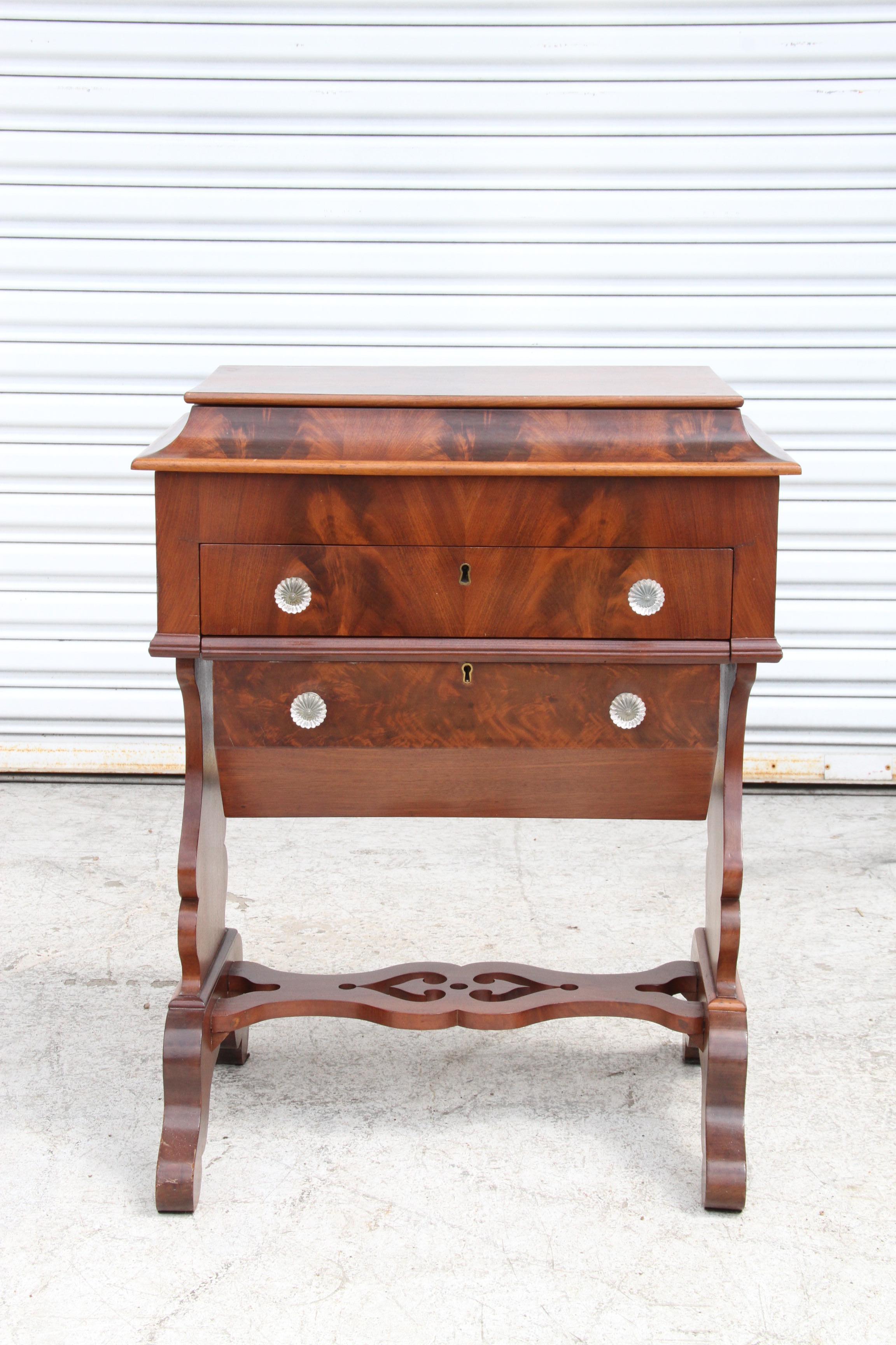 Empire Style Walnut Dressing Table In Good Condition For Sale In Pasadena, TX