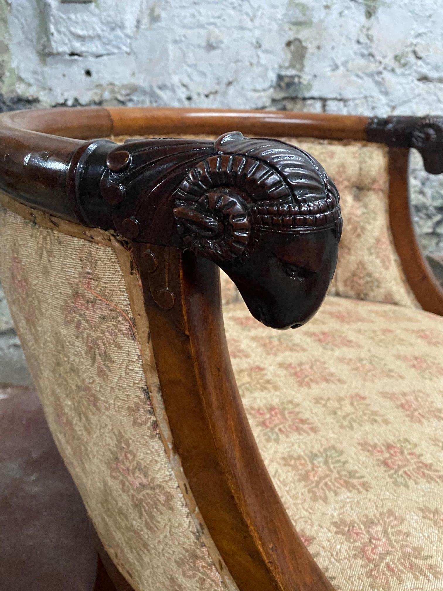 Américain Chaise à baignoire en noyer de style Empire à la manière de Jacob Desmalter en vente