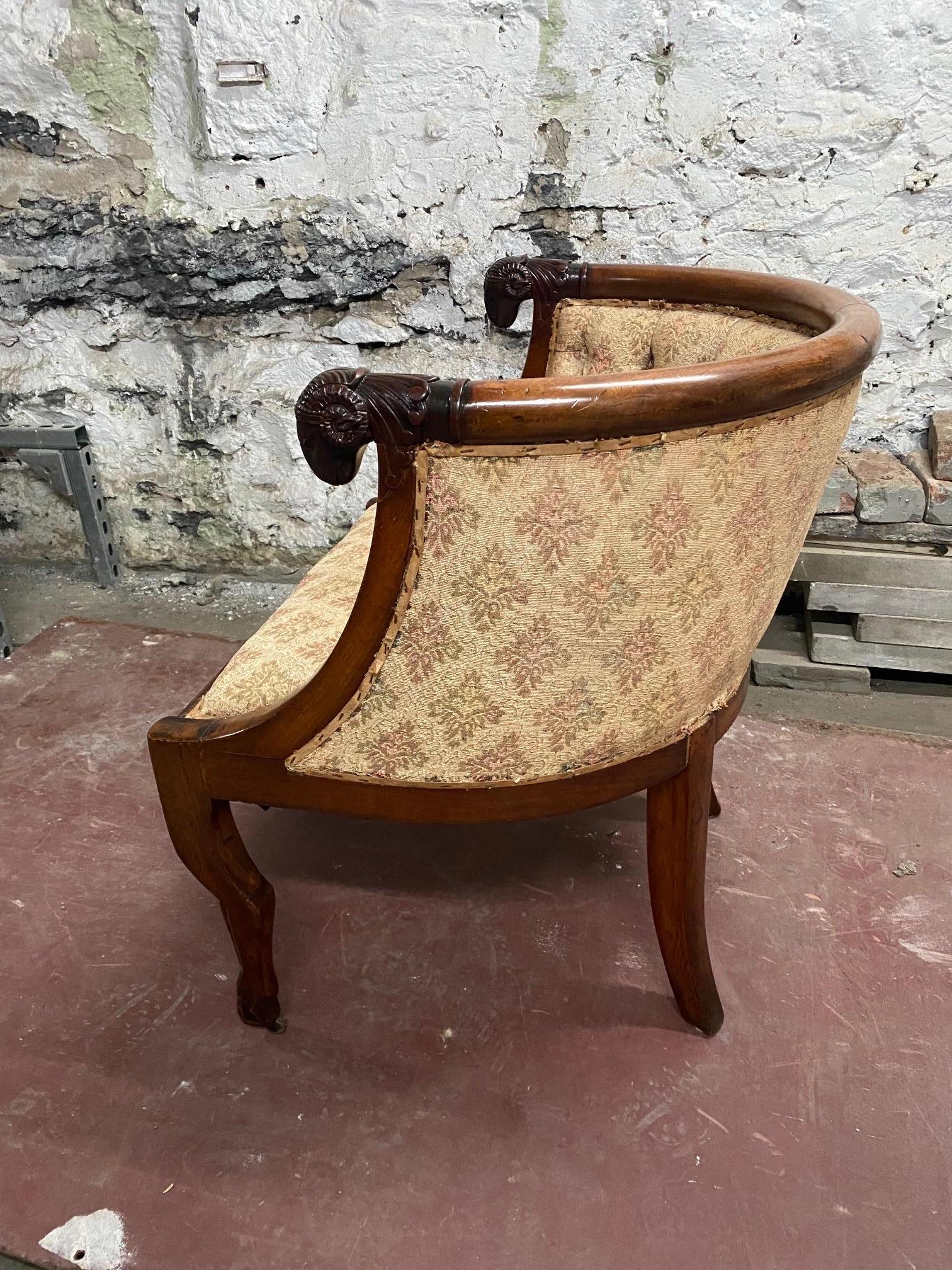 Chaise à baignoire en noyer de style Empire à la manière de Jacob Desmalter Bon état - En vente à Montreal, QC
