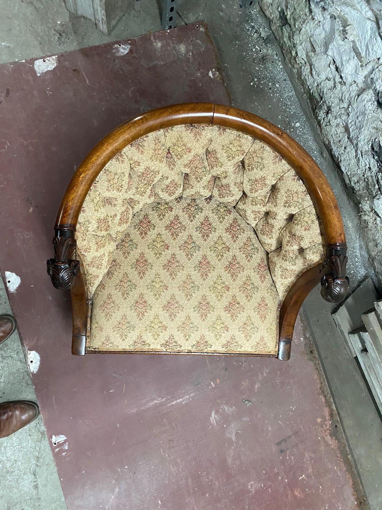Milieu du XIXe siècle Chaise à baignoire en noyer de style Empire à la manière de Jacob Desmalter en vente