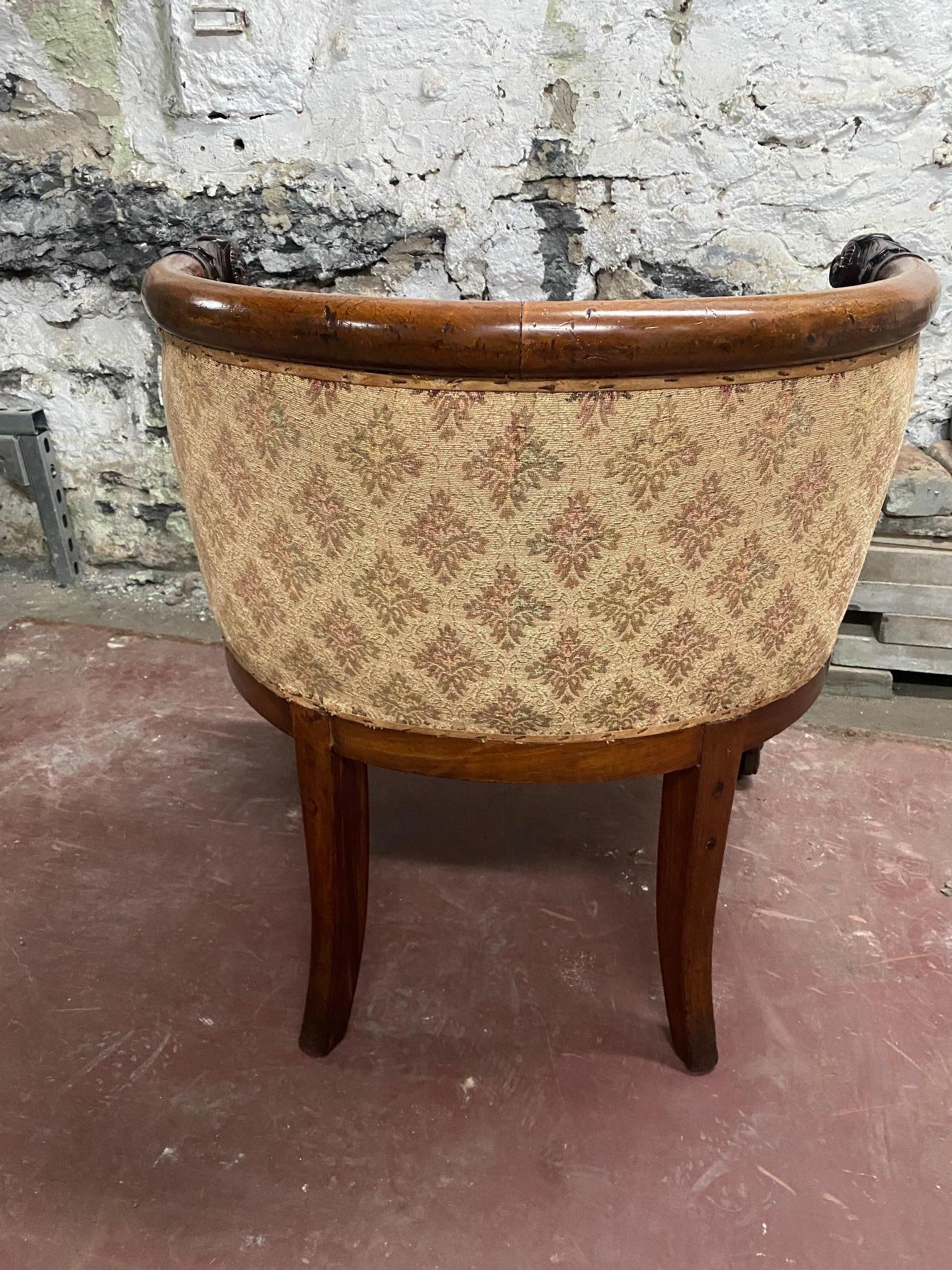 Noyer Chaise à baignoire en noyer de style Empire à la manière de Jacob Desmalter en vente