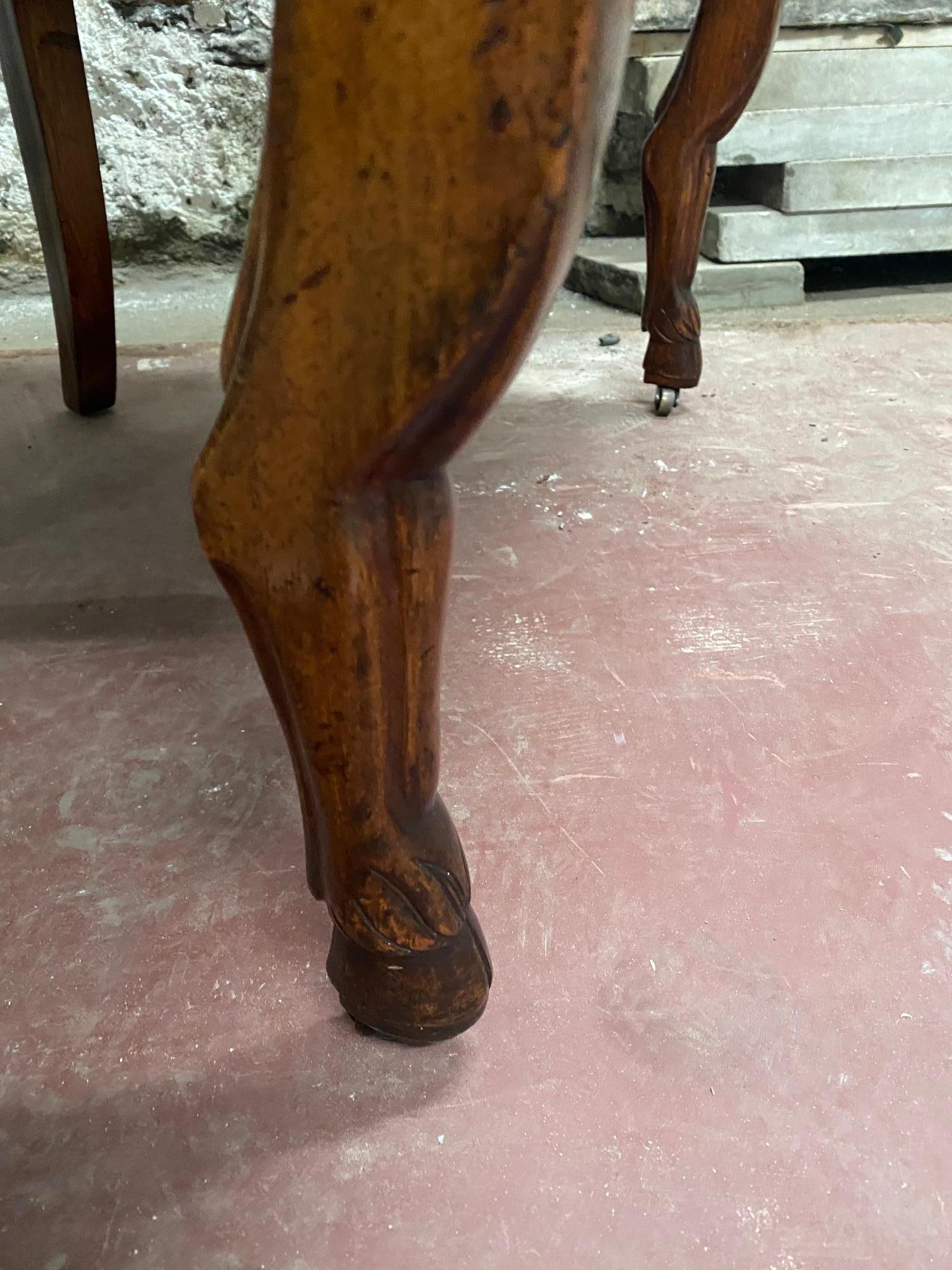 Chaise à baignoire en noyer de style Empire à la manière de Jacob Desmalter en vente 1