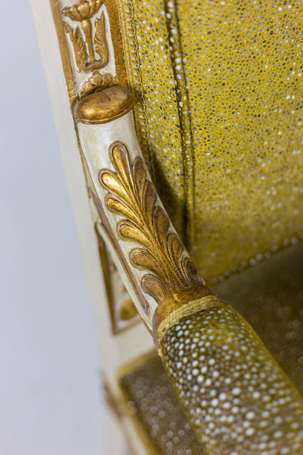 Legno Coppia di poltrone bianche e oro in stile impero, finiture in pelle di squalo, anni '50 in vendita