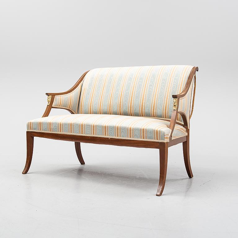 Ensemble de style Empire du début du 20e siècle, magnifiquement réalisé en acajou à Stockholm,   Comprend un canapé, une table, deux fauteuils et deux chaises d'appoint. 

Longueur du canapé 50 pouces, hauteur de l'assise environ 18 pouces. Longueur