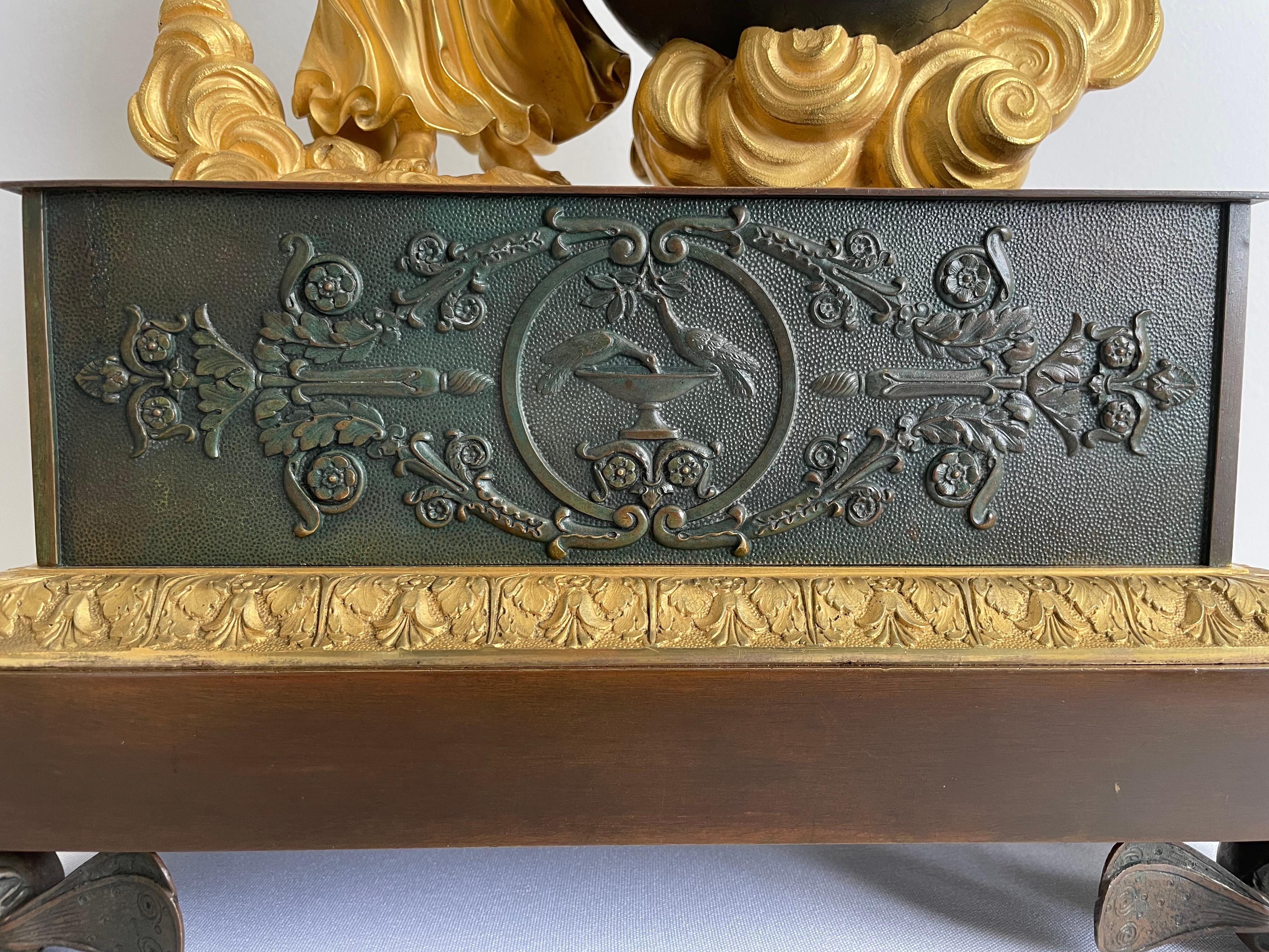 Empire-Tischuhr im Empire-Stil, patinierte und vergoldete Bronze, Cleret, Paris, um 1825 (19. Jahrhundert) im Angebot