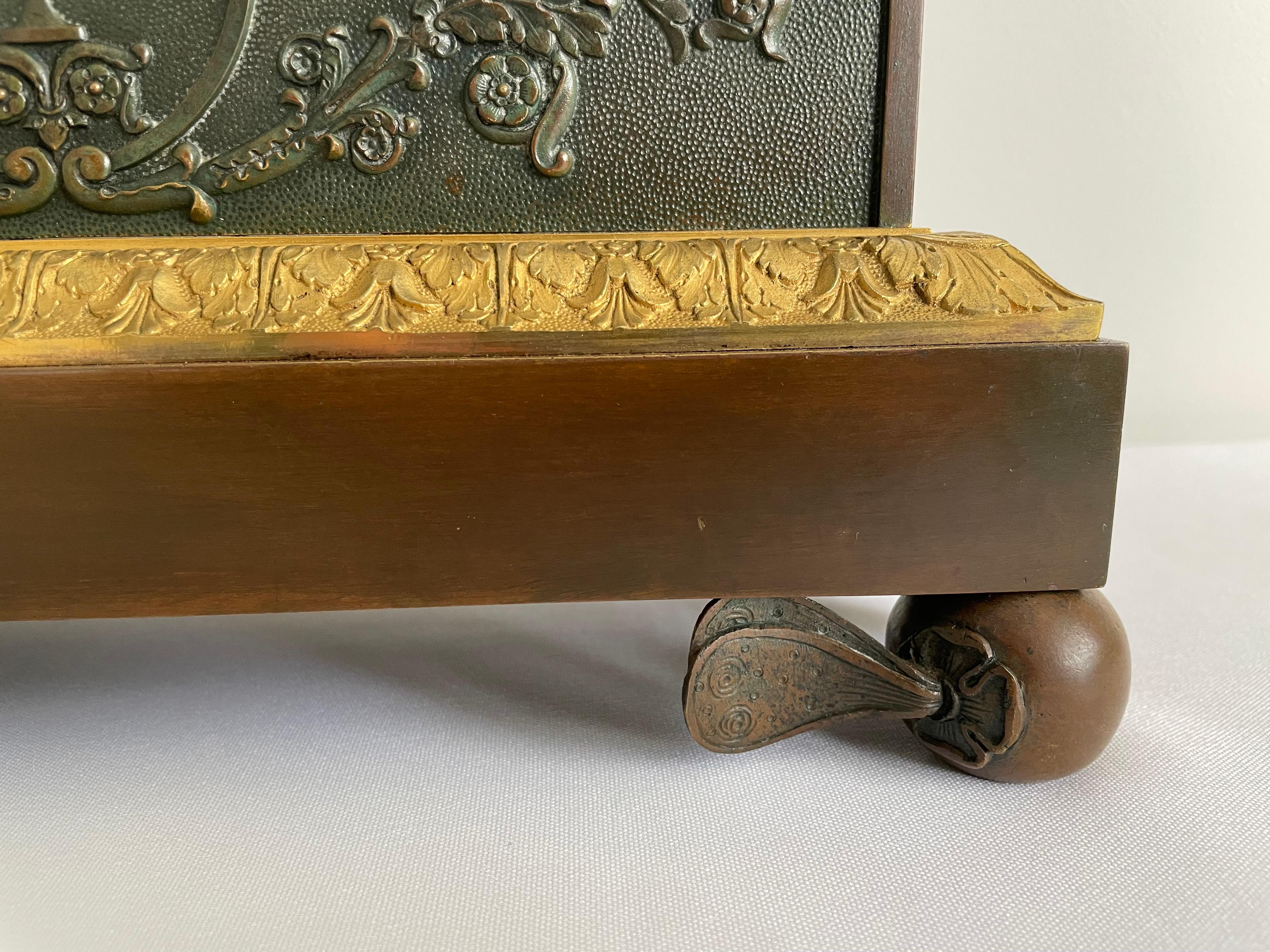 Empire-Tischuhr im Empire-Stil, patinierte und vergoldete Bronze, Cleret, Paris, um 1825 im Angebot 2