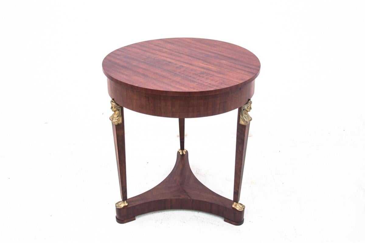 Empire table, France, around 1820.

Very good condition, after professional renovation.

wood: mahogany

dimensions: height 77 cm, diameter 69 cm.