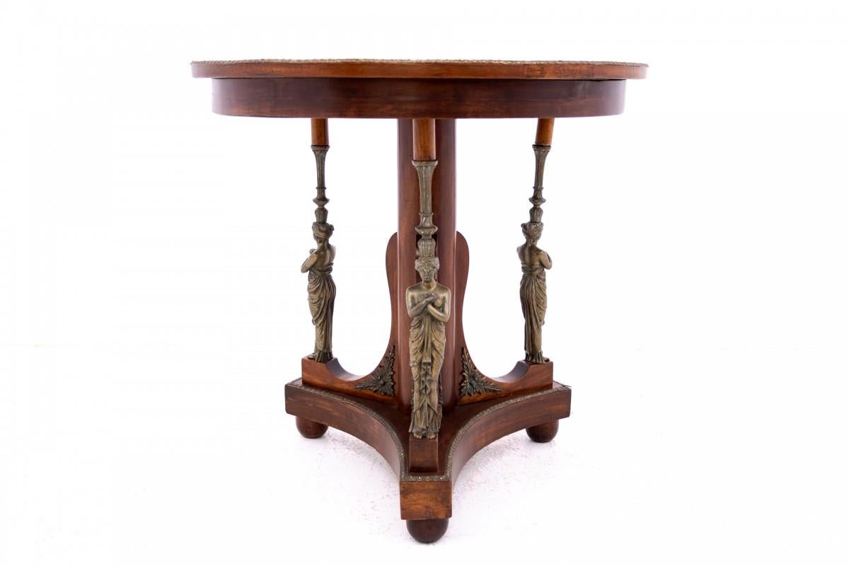 Table Empire, France, vers 1860.

Très bon état.

H 76,5 cm P 79 cm