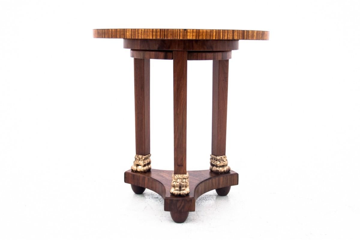 Empire table, France, circa 1850.

Furniture in very good condition, after professional renovation.

Wood: walnut

dimensions height 57 cm dia. 56 cm