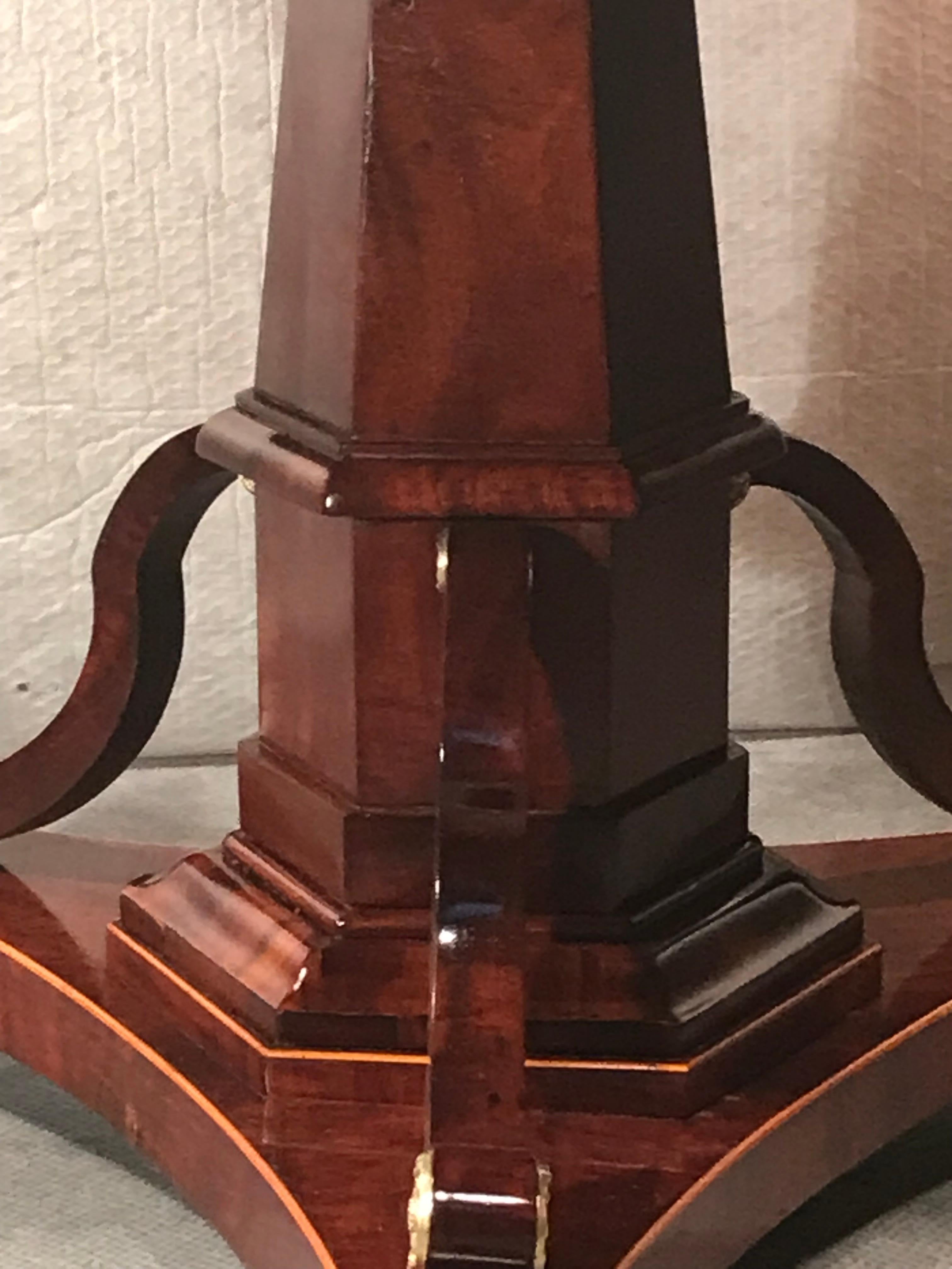 This unique and very elegant Empire table dates back to around 1810-20. It comes from Germany. It was probably made in the northern part of Germany or possibly in Berlin. The table stands out for its beautiful mahogany veneer and the exquisitely