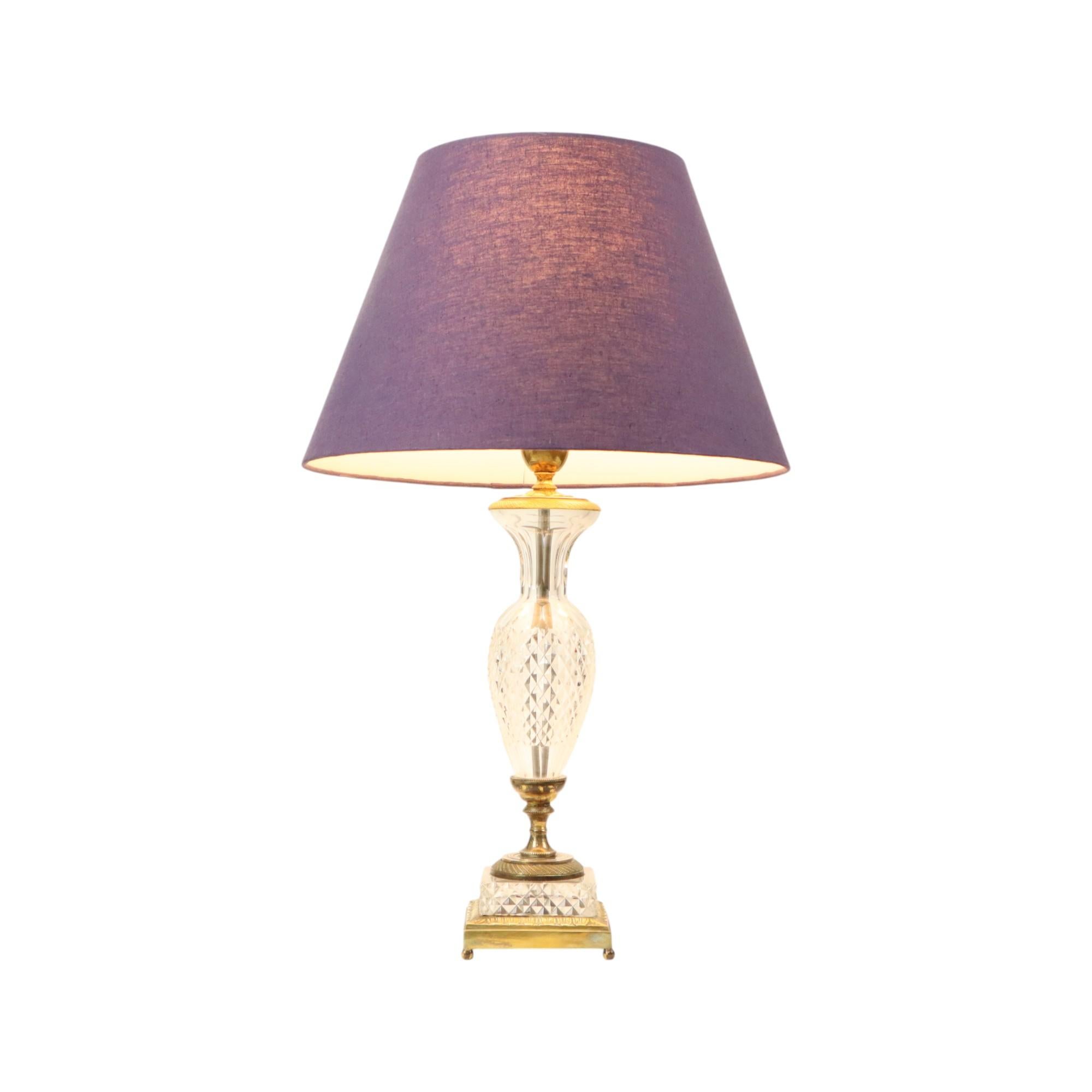 Large and rare Empire style table lamp, made of cut crystal and gilded bronze and brass, dating from around the beginning of the 20th century, France.

This very high quality table lamp has the shape of a baluster vase, crystal cut in diamond