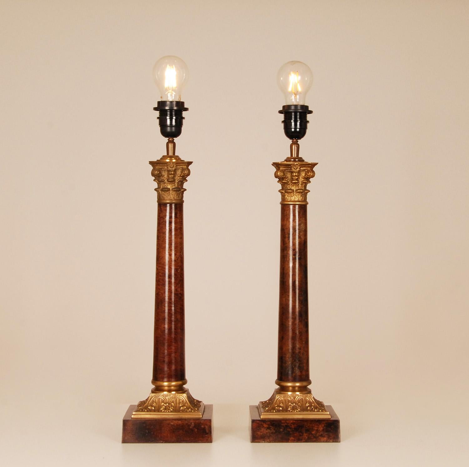 Empire Tischlampen im napoleonischen Stil -  Paar
Korinthische Säulenlampen aus patinierter und vergoldeter Bronze und Messing
Vintage By nach dem Vorbild von E.F. Caldwell
Herkunft Frankreich 1970 -1979, Glühbirne E27, schwarzes Kabel mit