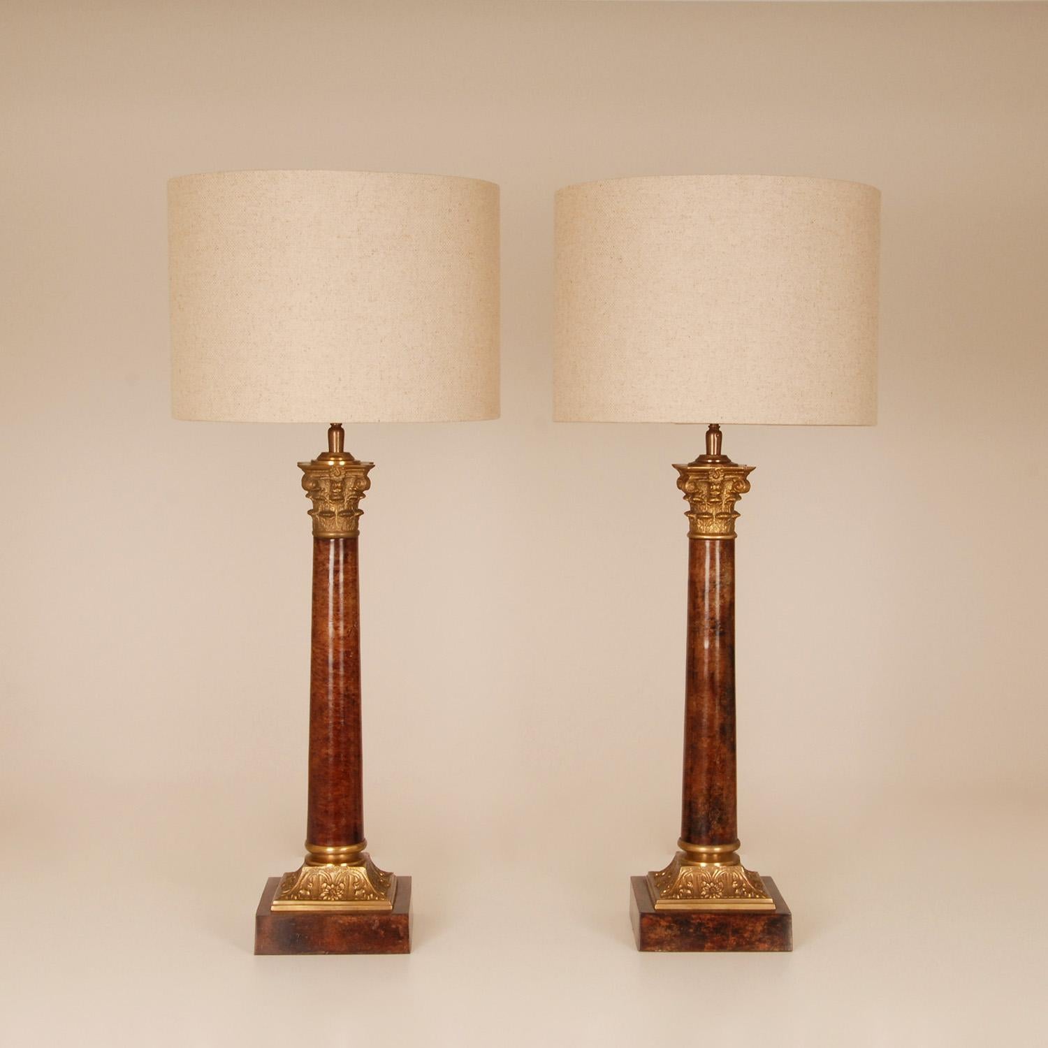 Empire-Tischlampen, vergoldete Bronze, korinthische Säule, E.F. Caldwell Vintage - ein Paar (Französisch)