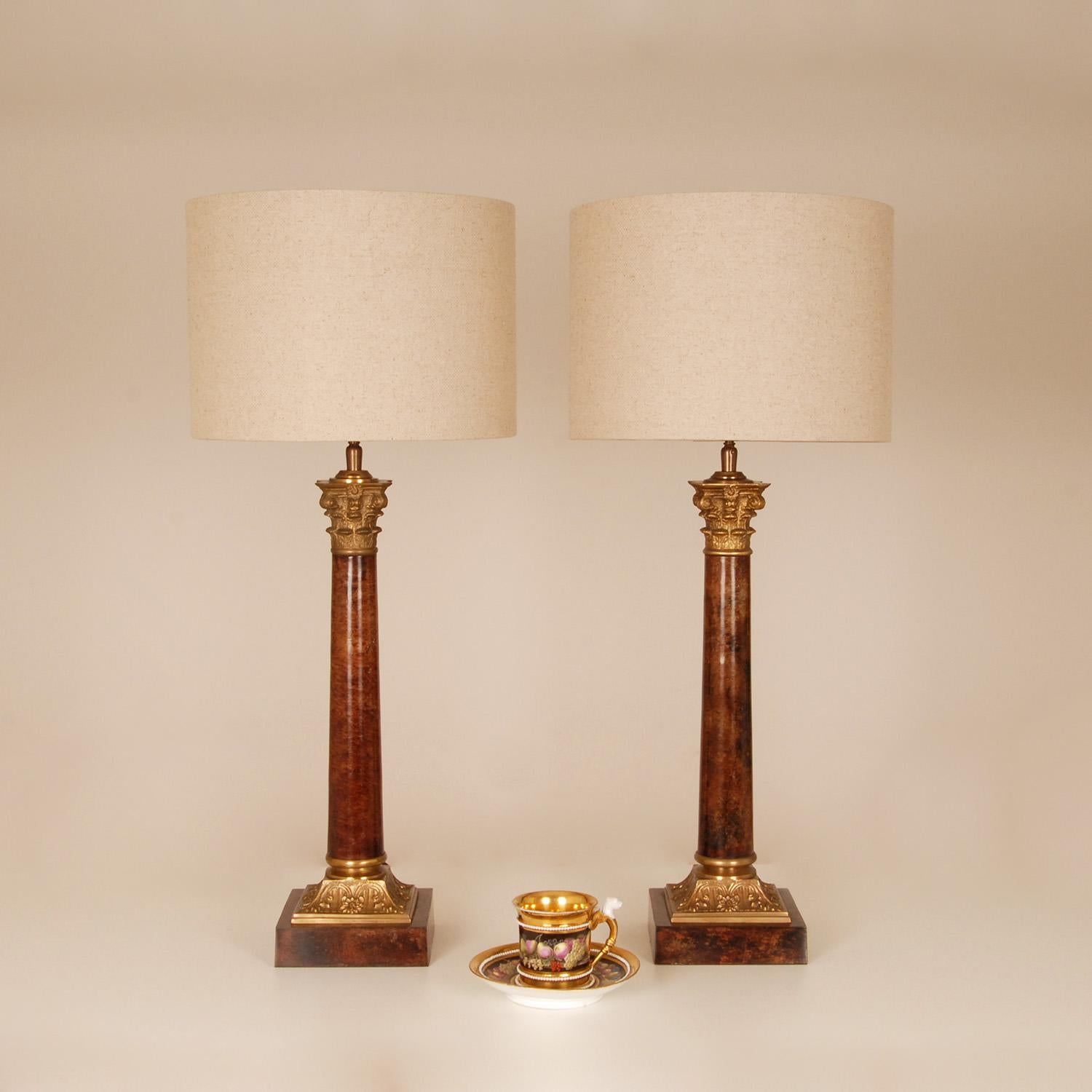Empire-Tischlampen, vergoldete Bronze, korinthische Säule, E.F. Caldwell Vintage - ein Paar (Gegossen)