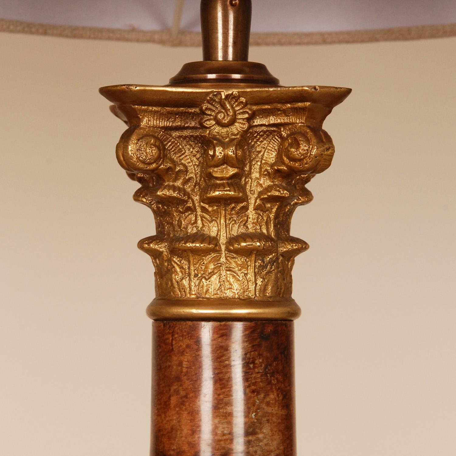 Empire-Tischlampen, vergoldete Bronze, korinthische Säule, E.F. Caldwell Vintage - ein Paar im Zustand „Gut“ in Wommelgem, VAN