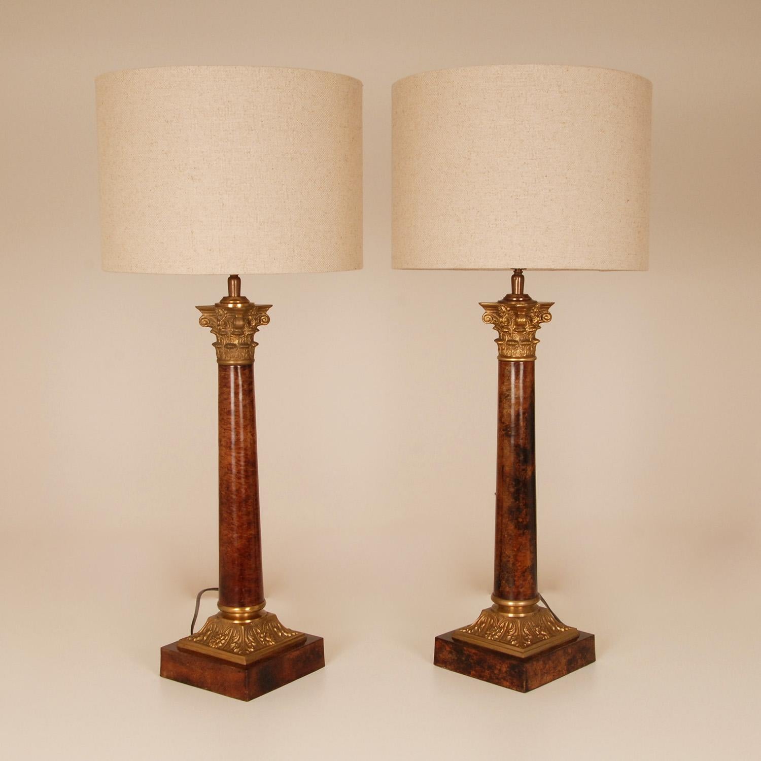 Empire-Tischlampen, vergoldete Bronze, korinthische Säule, E.F. Caldwell Vintage - ein Paar (Metall)