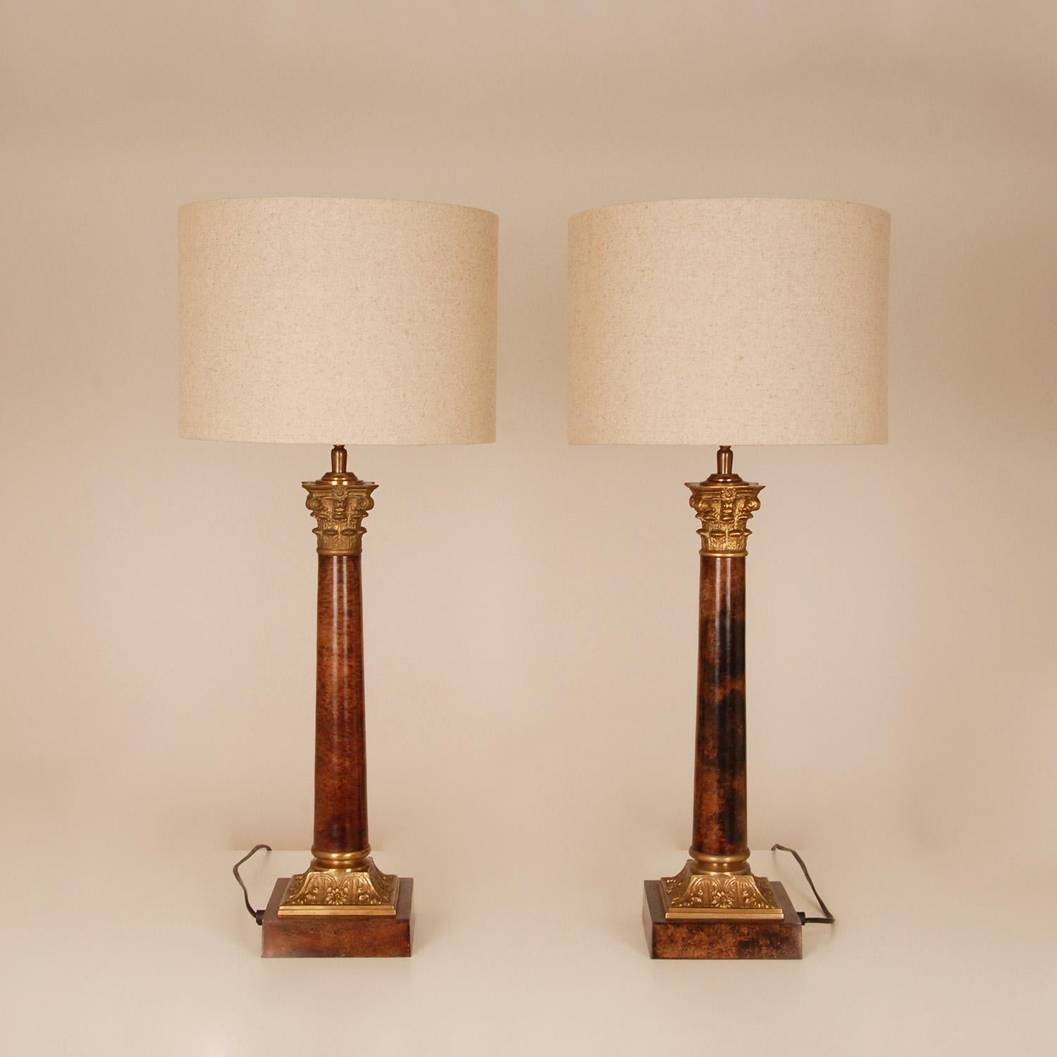 Empire-Tischlampen, vergoldete Bronze, korinthische Säule, E.F. Caldwell Vintage - ein Paar 1