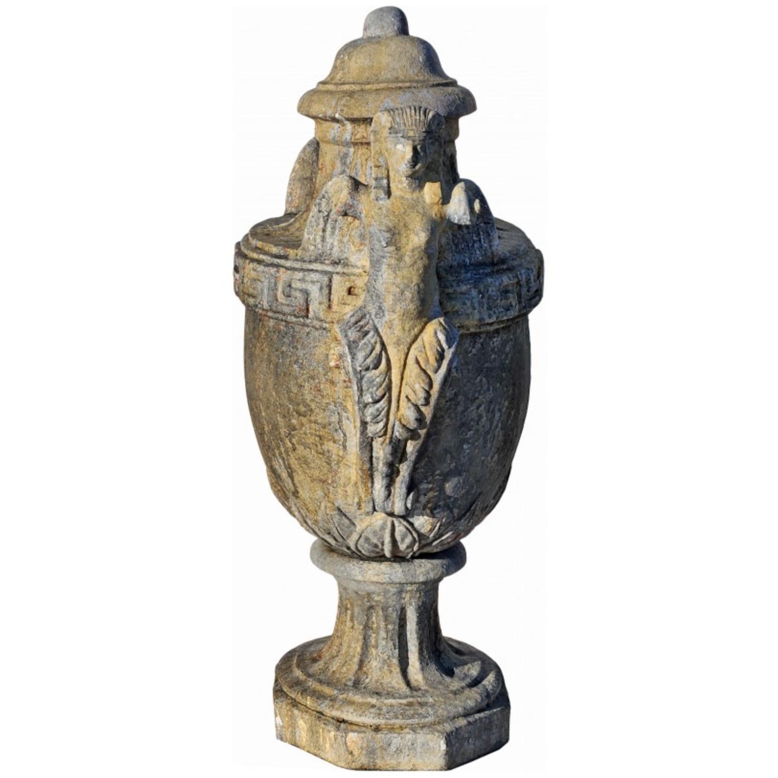 EMPIRE VASE - PILLAR GOBLET MIT SPHINXEN Ende 19.
Schöne Vase aus dem napoleonischen Empire mit Sphinxen und Bünden
HÖHE 82cm
DURCHMESSER 32cm
OCTAGONAL BASE Ø 27 cm
MAXIMALE BREITE 50cm
MANUFACTURE Florentine Italienisch
MATERIAL Terracotta