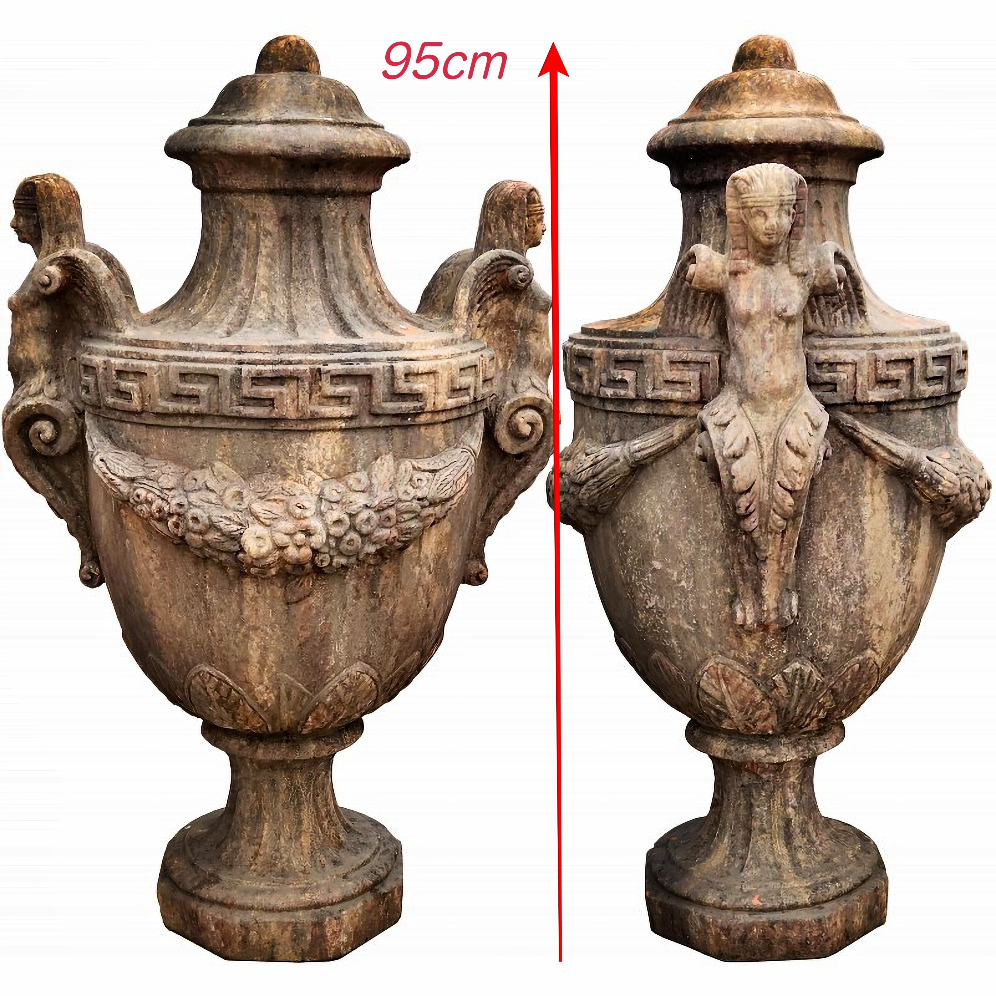 EMPIRE VASE
- PILLAR GOBLET WITH SPHINXES H 95 CM end 20th Century

Beautiful Napoleonic Empire vase with sphinxes, fret, two large festoons and leaves rising from the base. Empire vase of the Egyptianizing type.
Octagonal base Ø 28 cm

HEIGHT 95