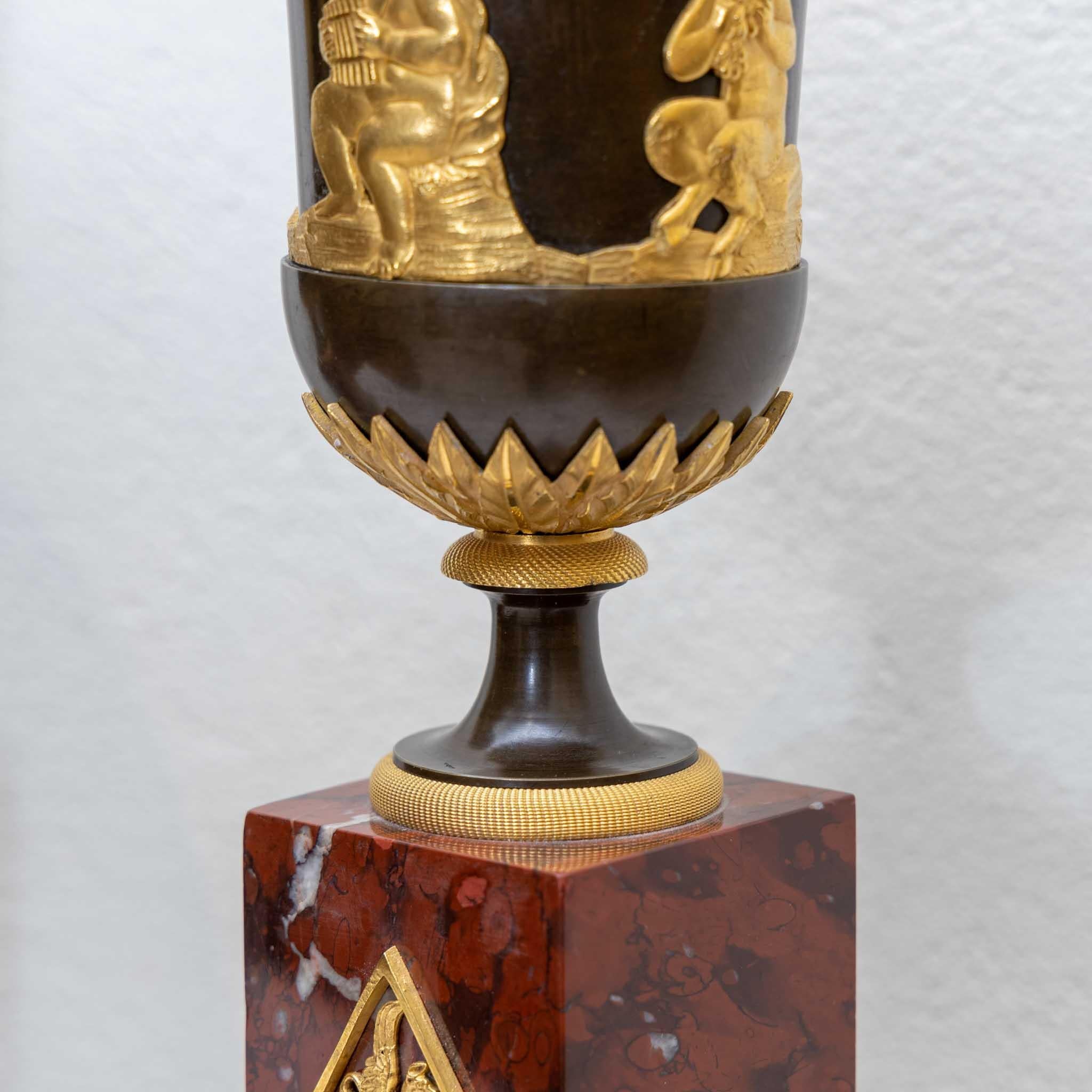 Doré Paire de vases Empire, bronze doré au feu, bases en marbre, France, début du 19e siècle en vente