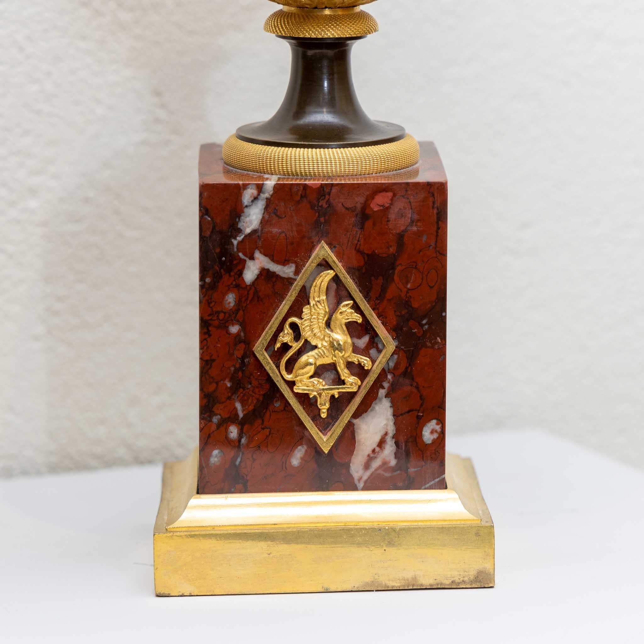 Paar Empire-Vasen, vergoldete Bronze, Marmorsockel, Frankreich, frühes 19. Jahrhundert im Zustand „Hervorragend“ im Angebot in Greding, DE