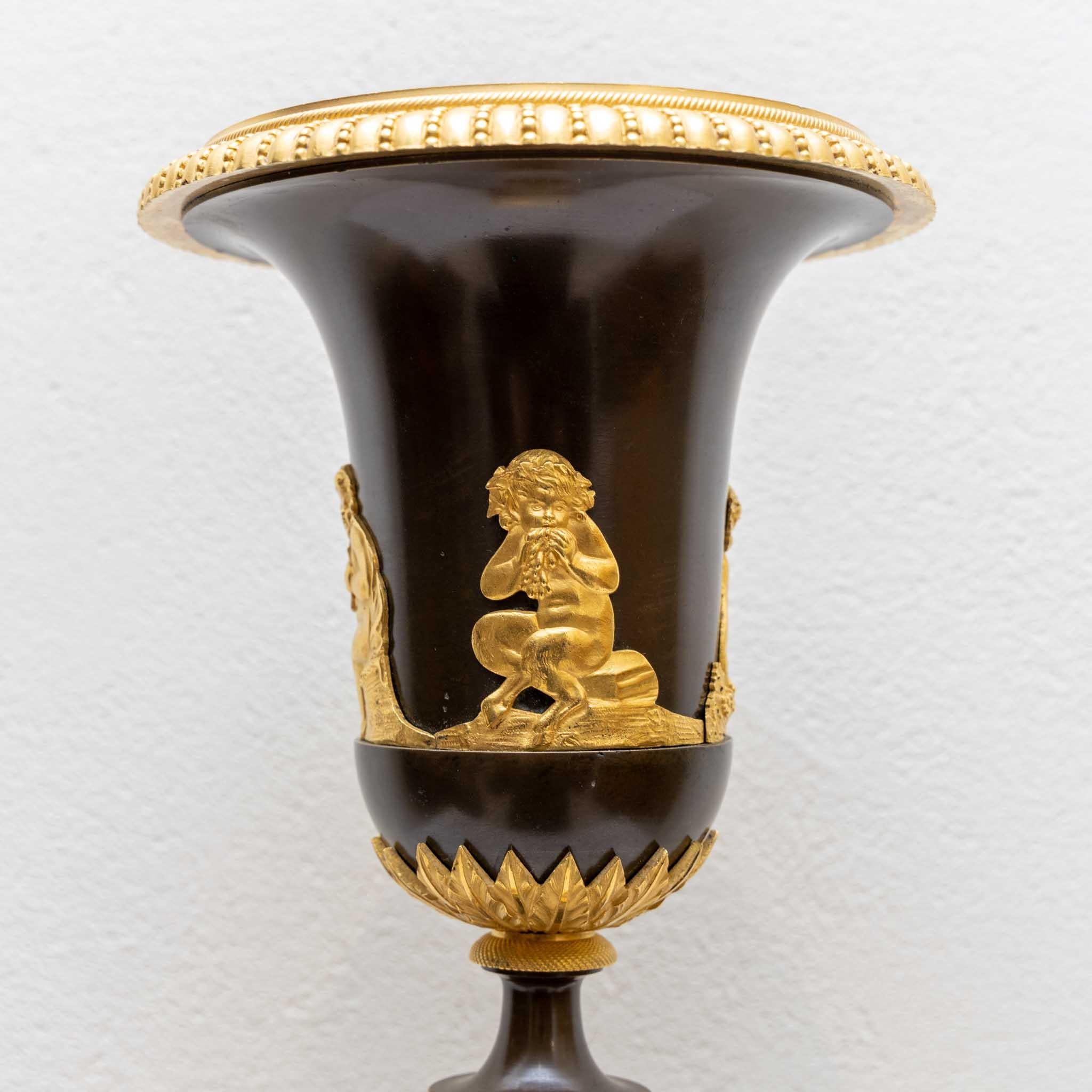 Paar Empire-Vasen, vergoldete Bronze, Marmorsockel, Frankreich, frühes 19. Jahrhundert im Angebot 1