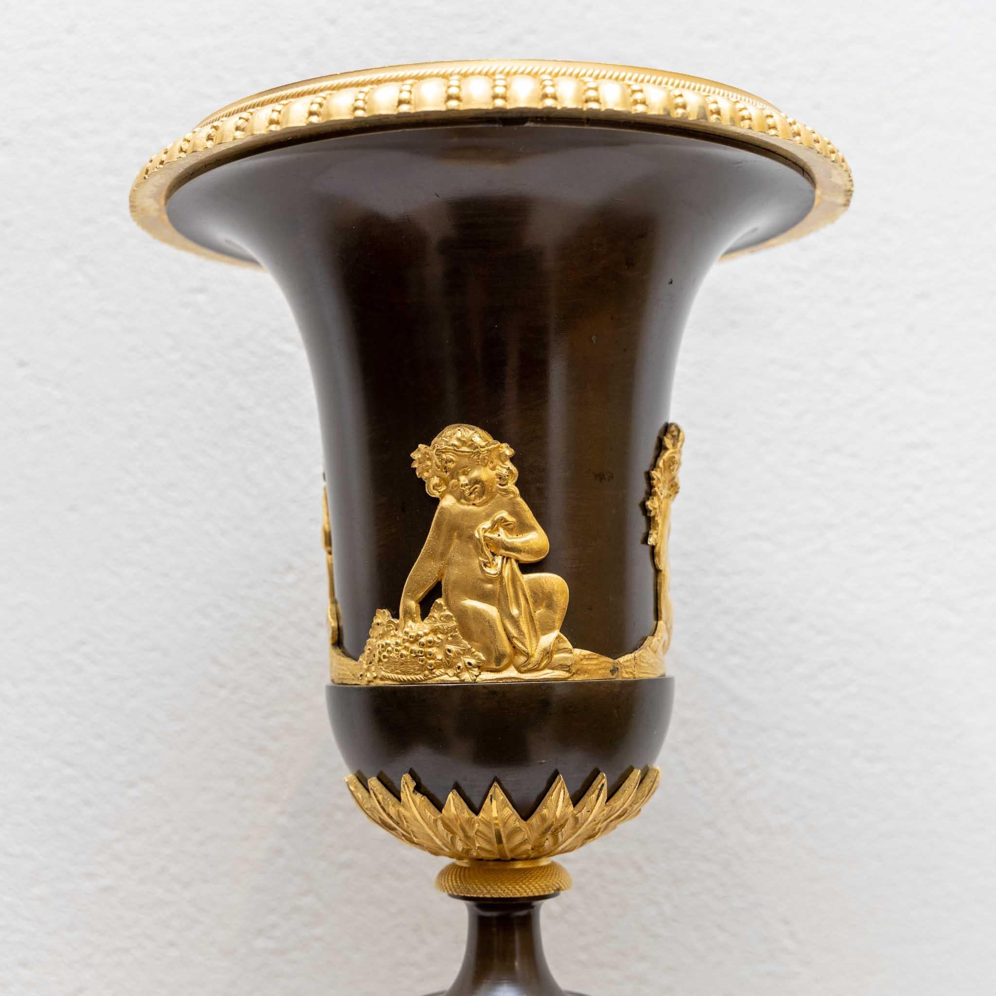 Marbre Paire de vases Empire, bronze doré au feu, bases en marbre, France, début du 19e siècle en vente
