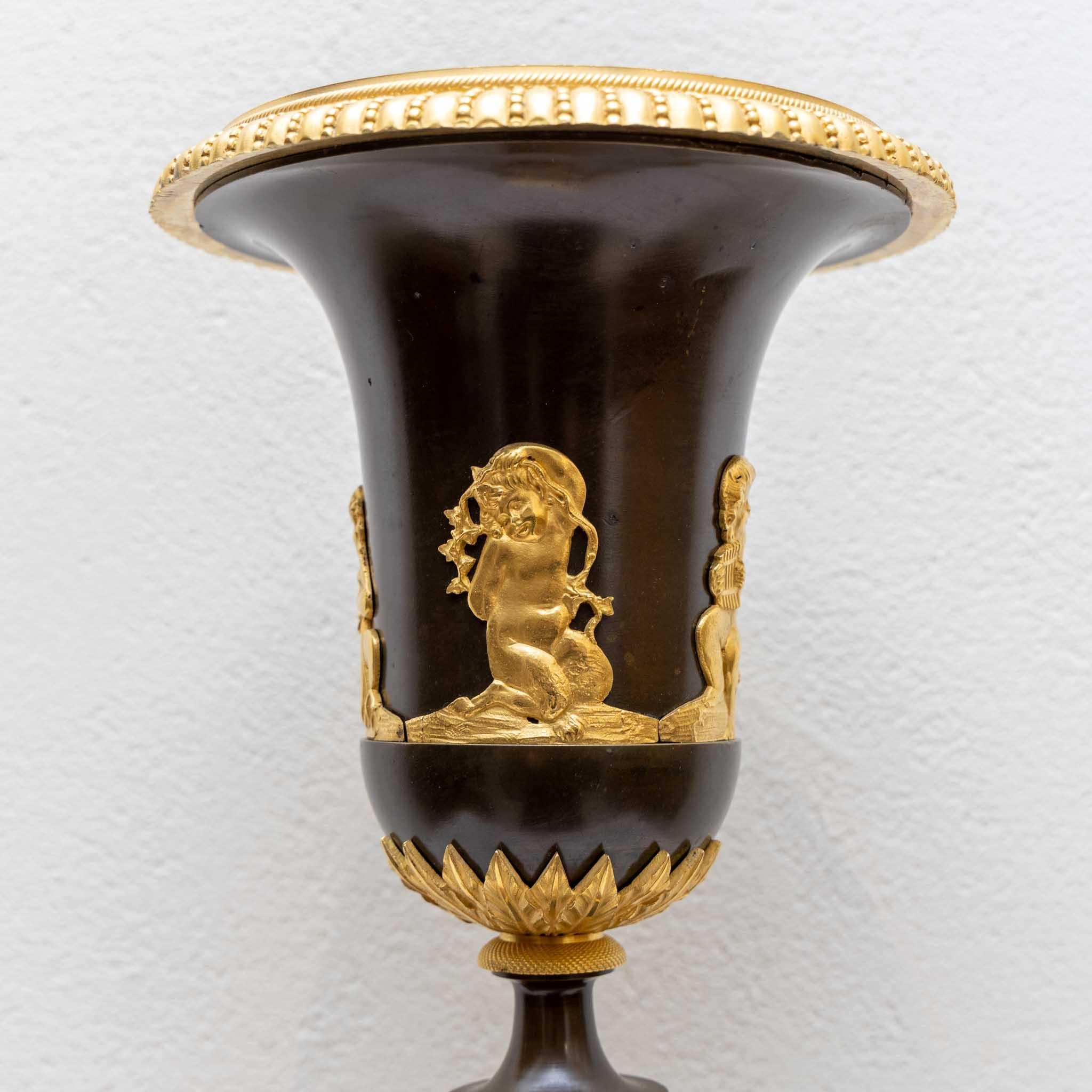 Paire de vases Empire, bronze doré au feu, bases en marbre, France, début du 19e siècle en vente 1
