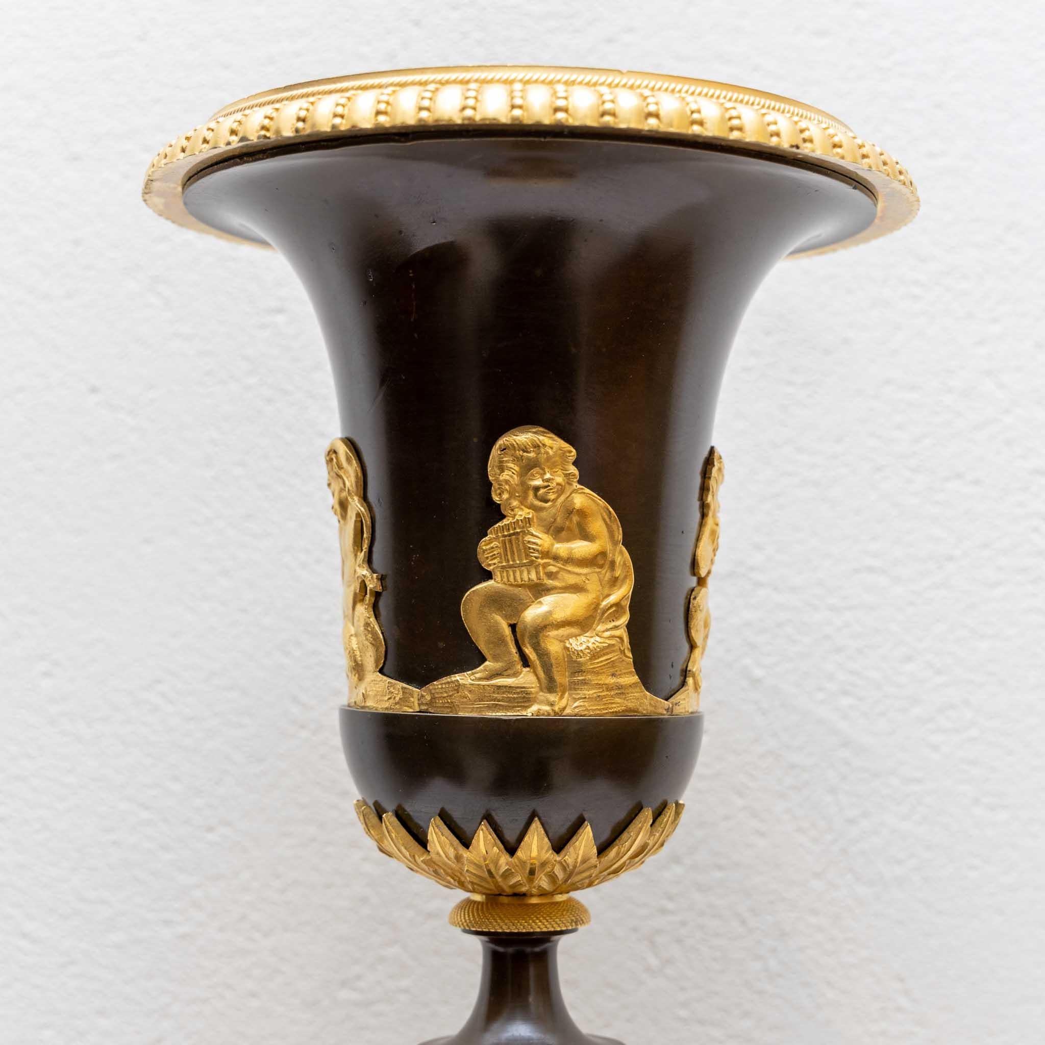 Paire de vases Empire, bronze doré au feu, bases en marbre, France, début du 19e siècle en vente 2
