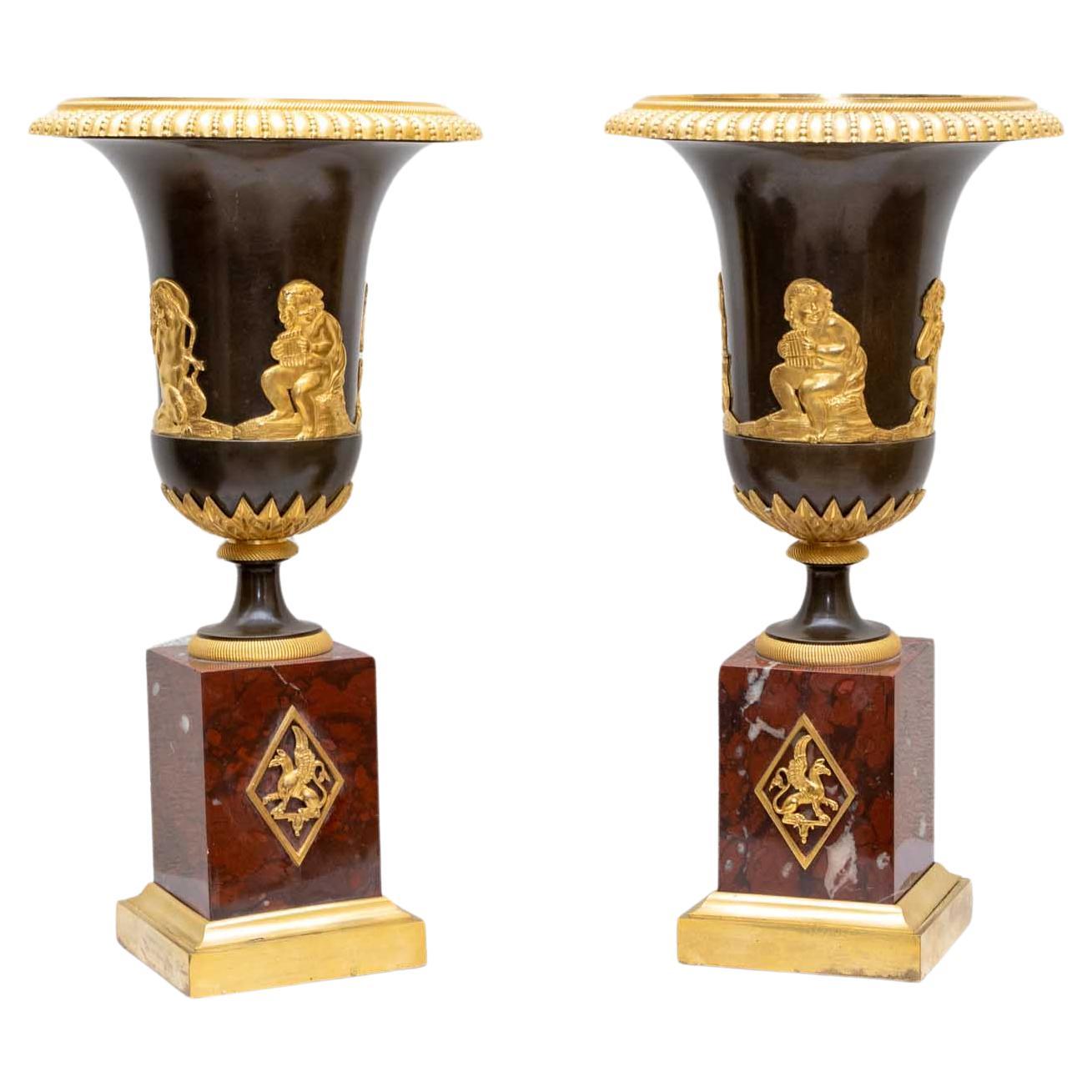 Paar Empire-Vasen, vergoldete Bronze, Marmorsockel, Frankreich, frühes 19. Jahrhundert im Angebot