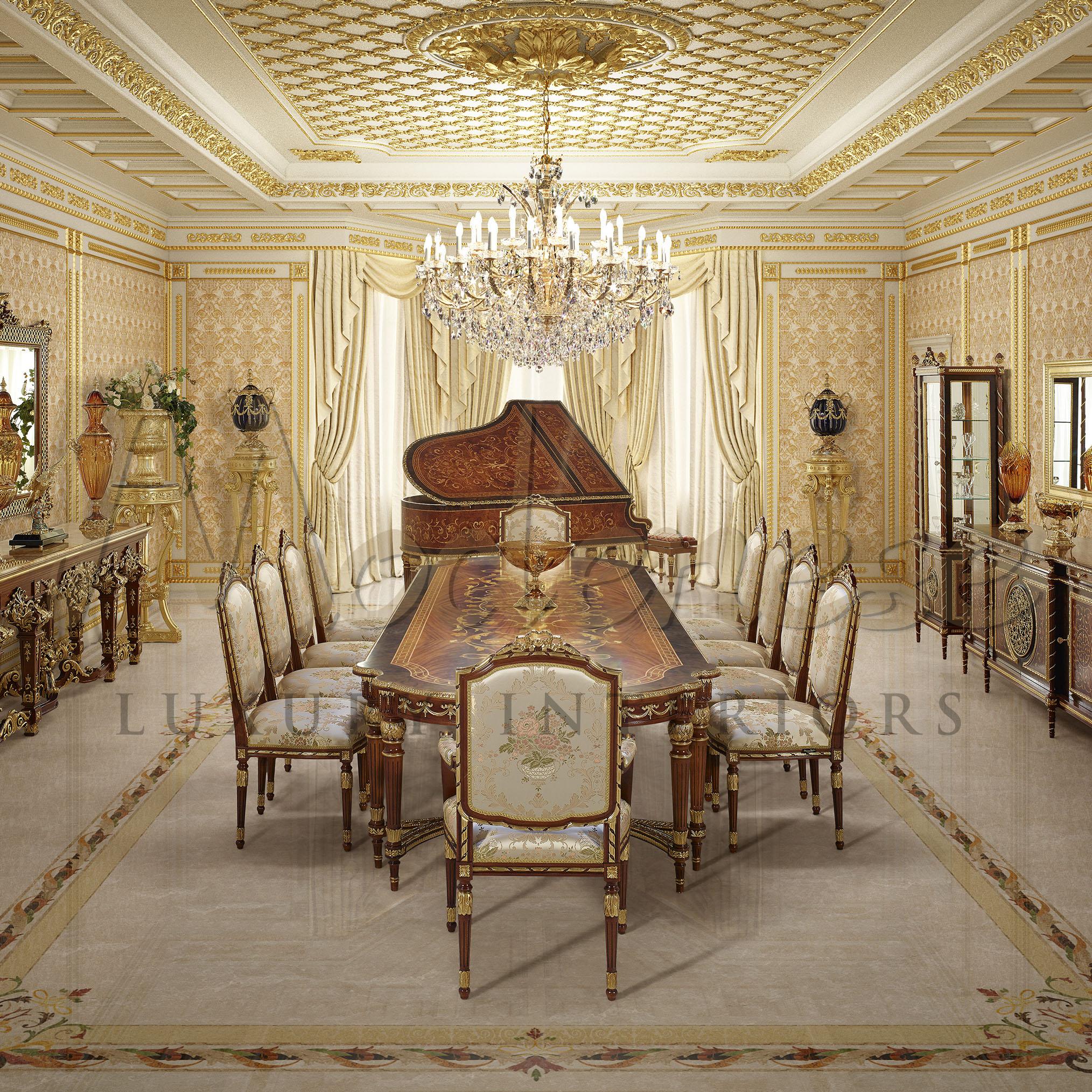 Venez vous asseoir sur cette merveilleuse chaise rembourrée avec accoudoirs de Modenese Gastone Interiors, qui présente une structure en bois avec des détails appliqués à la feuille d'or, et qui est recouverte d'un tissu de satin floral de qualité