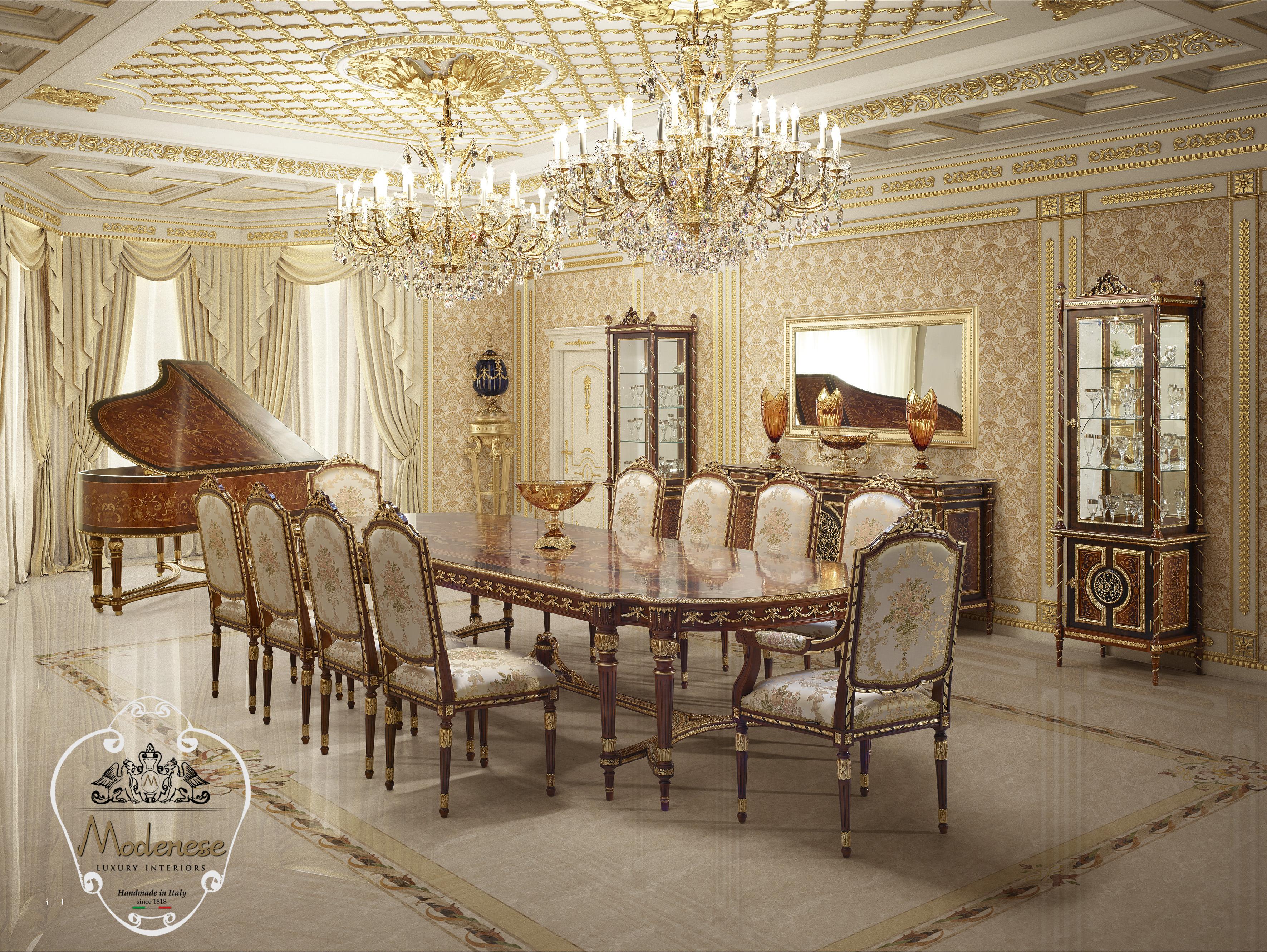 Venez vous asseoir sur cette merveilleuse chaise tapissée de Modenese Gastone Interiors, qui présente une structure en bois avec des détails appliqués à la feuille d'or, et qui est tapissée d'un tissu en satin floral de première qualité dans