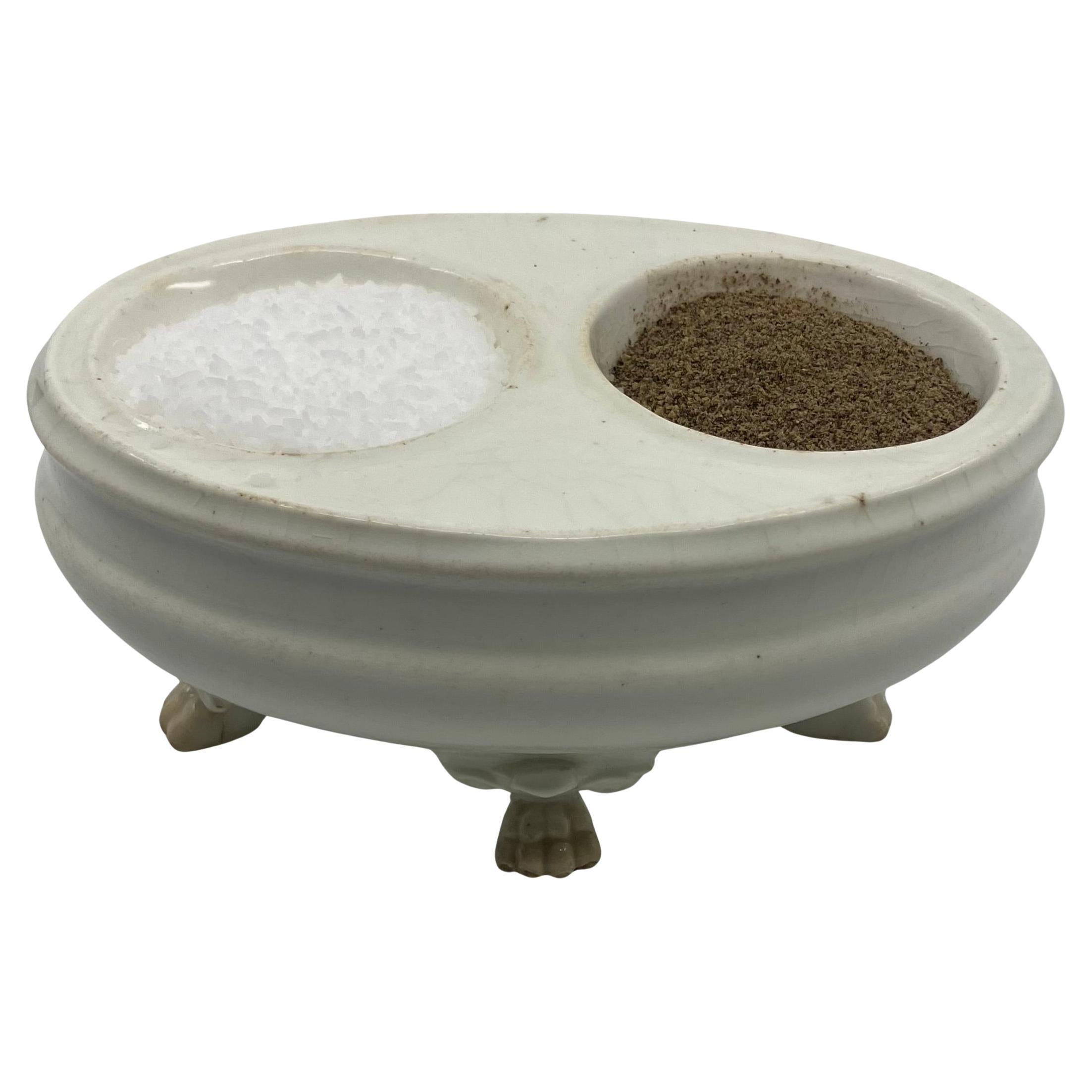 Sal y pimienta de porcelana blanca Imperio.  Antigua sal de porcelana neoclásica de Nápoles de forma ovoide de baño con doble receptáculo circular cóncavo para sal y o sal y pimienta sobre patas elevadas. Italia, principios del siglo