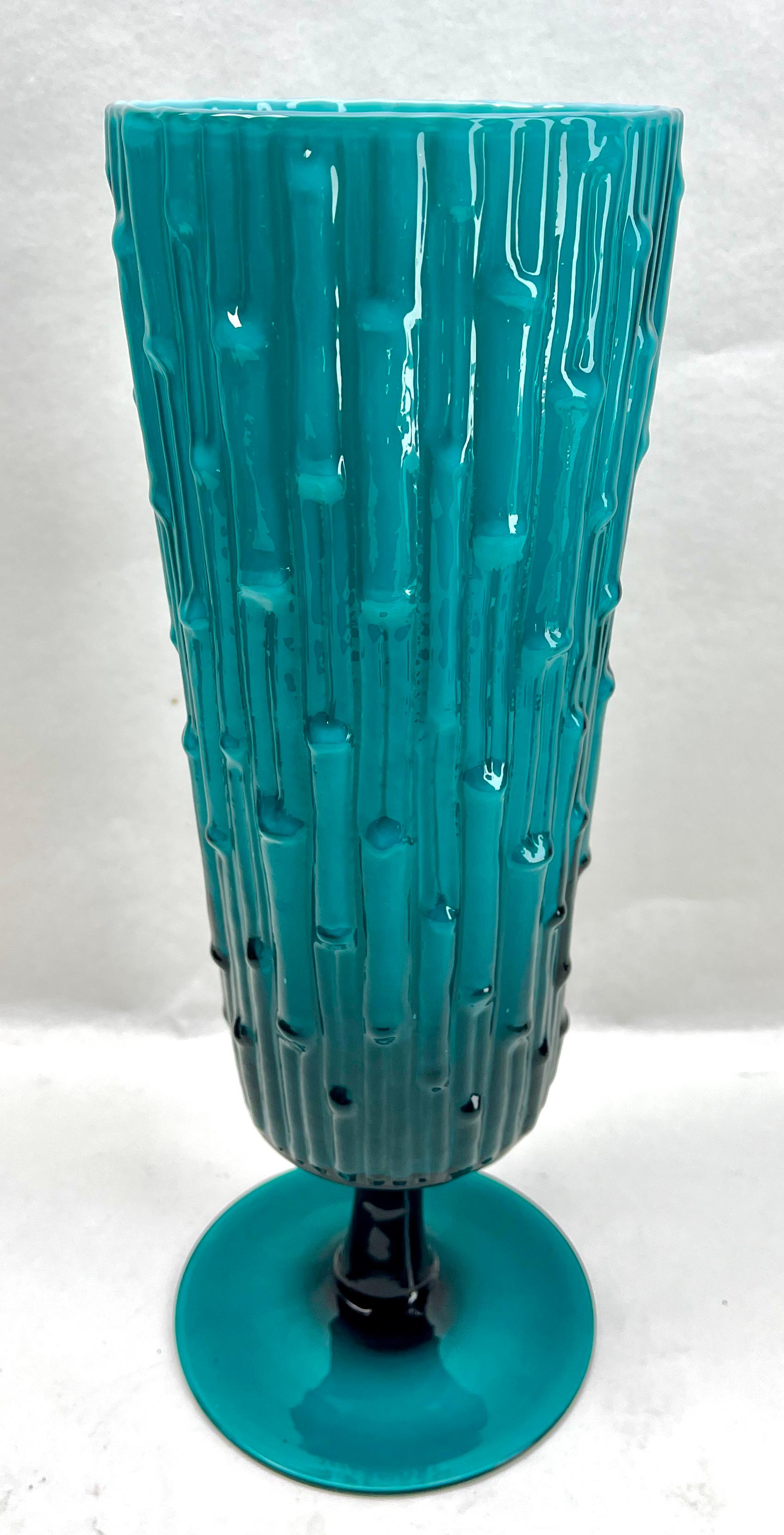 Vaso di bambù con motivo a texture su piede in vetro Opaline florence di Empoli Florence Italy
Decori tipici delle fabbriche di vetro di Firenze, Italia, conosciute collettivamente come Empoli.
Con i migliori auguri, Geert.

Vetro blu decorativo. La
