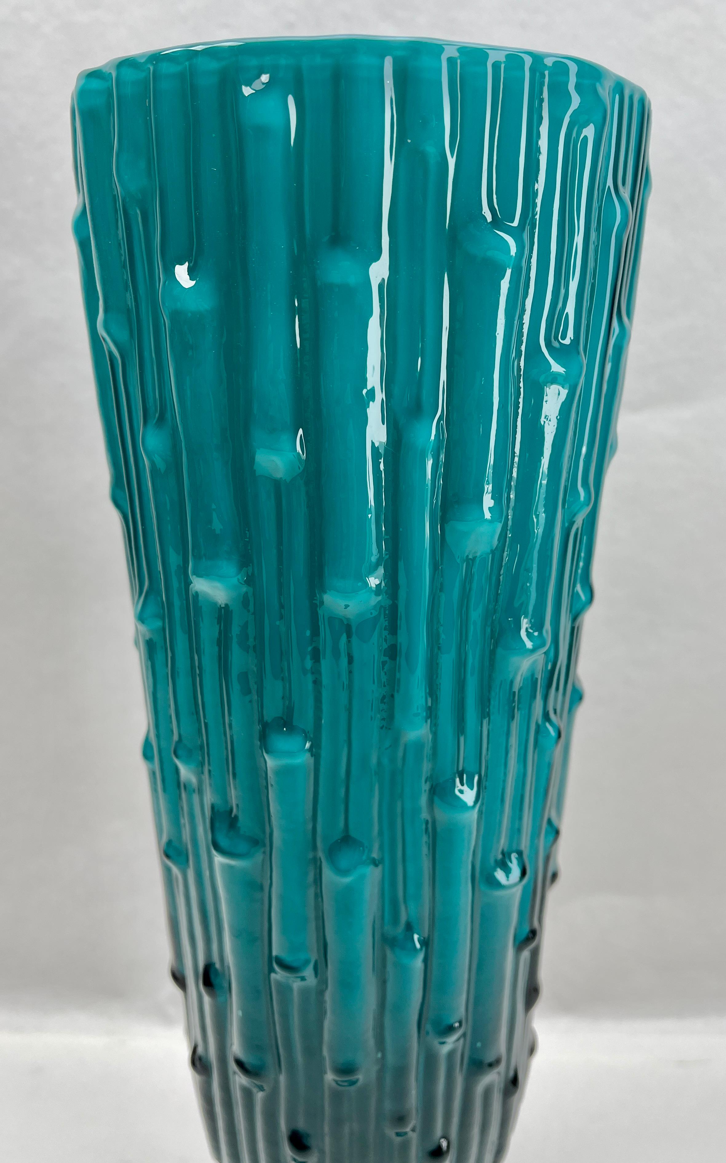Italiano Vaso di bambù con motivo a texture su piede in vetro Opaline florence di Empoli Florence Italy in vendita