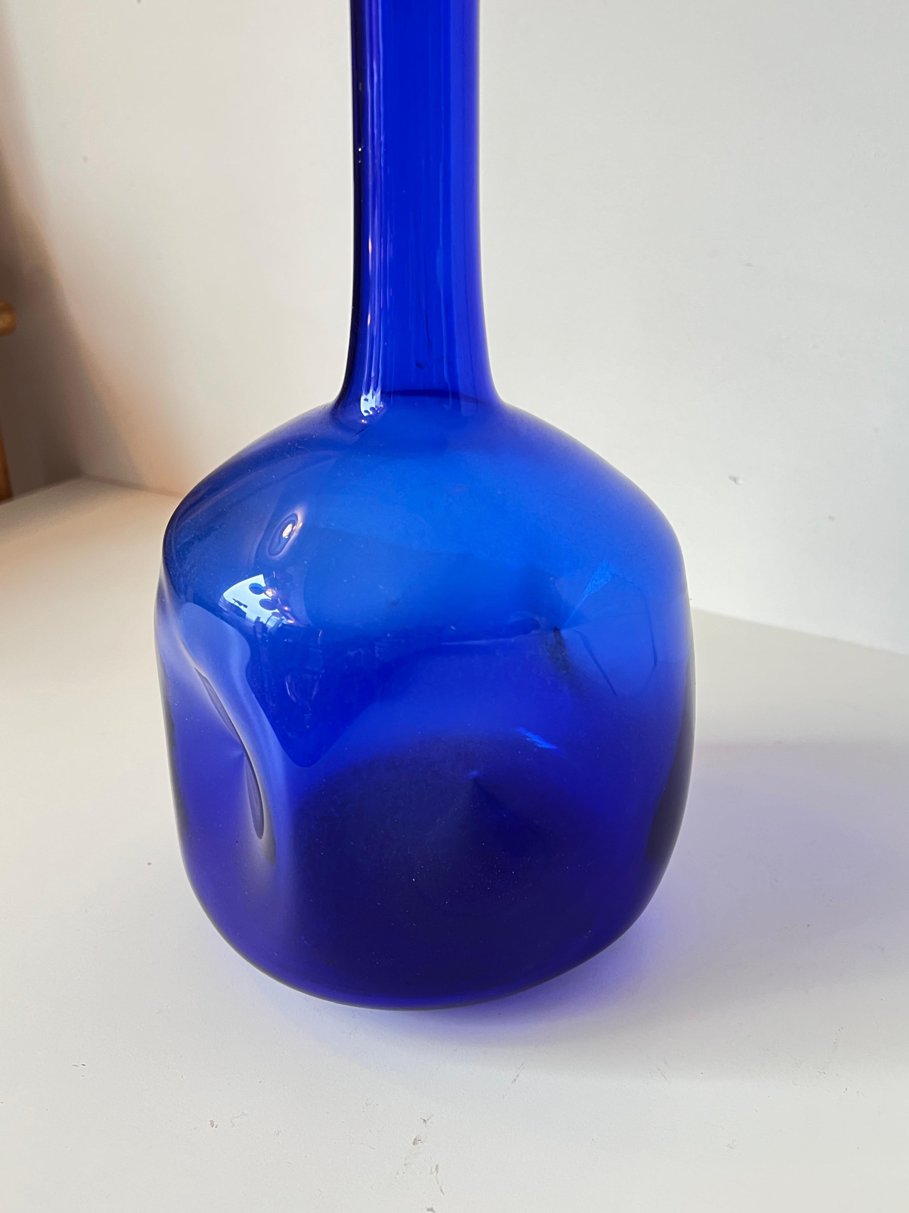 Vintage deep blue glass decanter with stopper, called ‘genie bottle’ - from Empoli, Italy, Mid-Century. Large format! In a fantastic eye-catching blue colour with a teardrop stopper. Very good condition. The point of the stopper has a fabrication