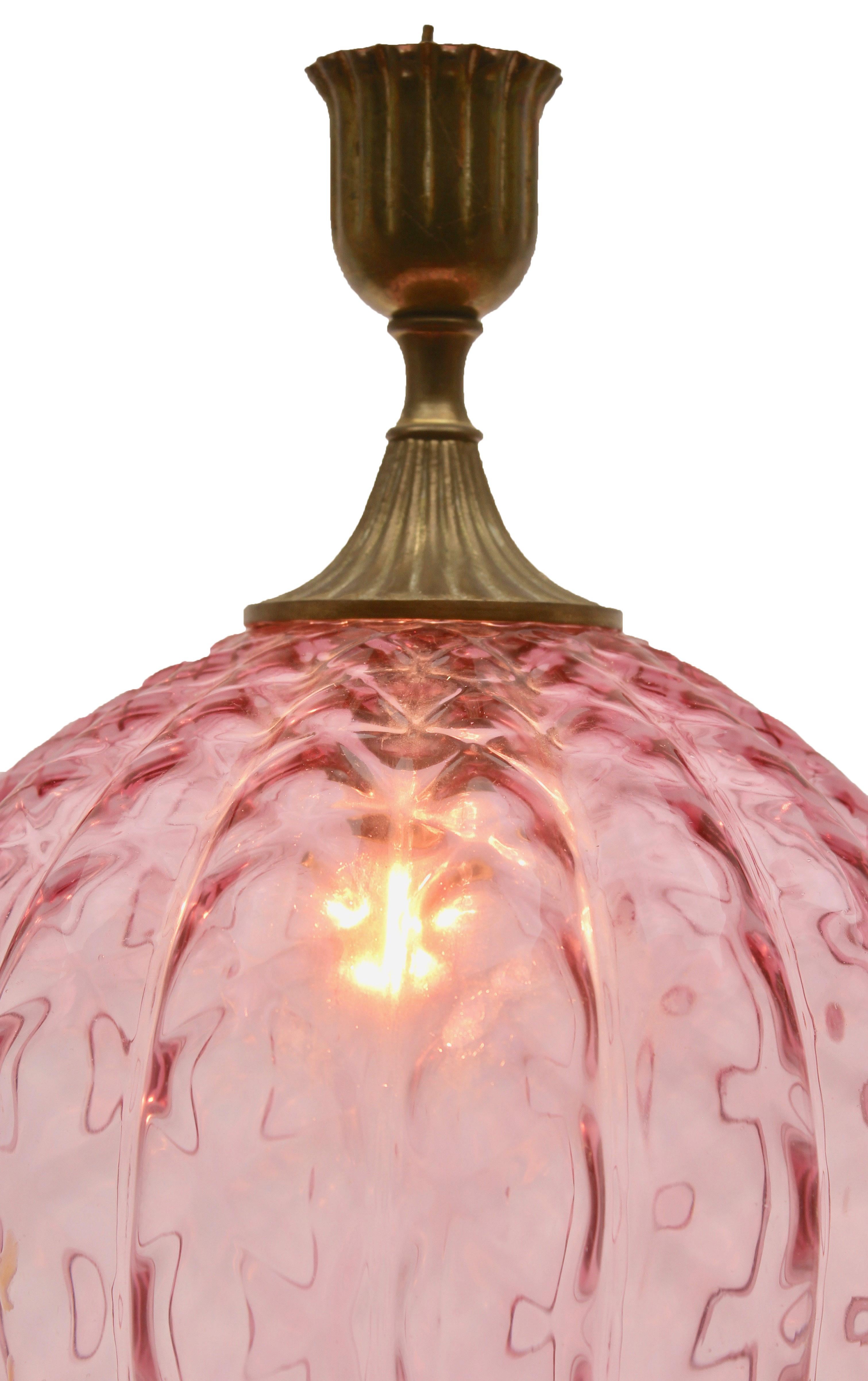 Italian glass hanging lamp with vertical ribs and diamond optic in rosaline (pink). Made by Empoli in the midcentury.

In excellent condition and in full working order fitting E27.

The sizes are (without the chain) H 40 cm 15.74 inc, W 26 cm